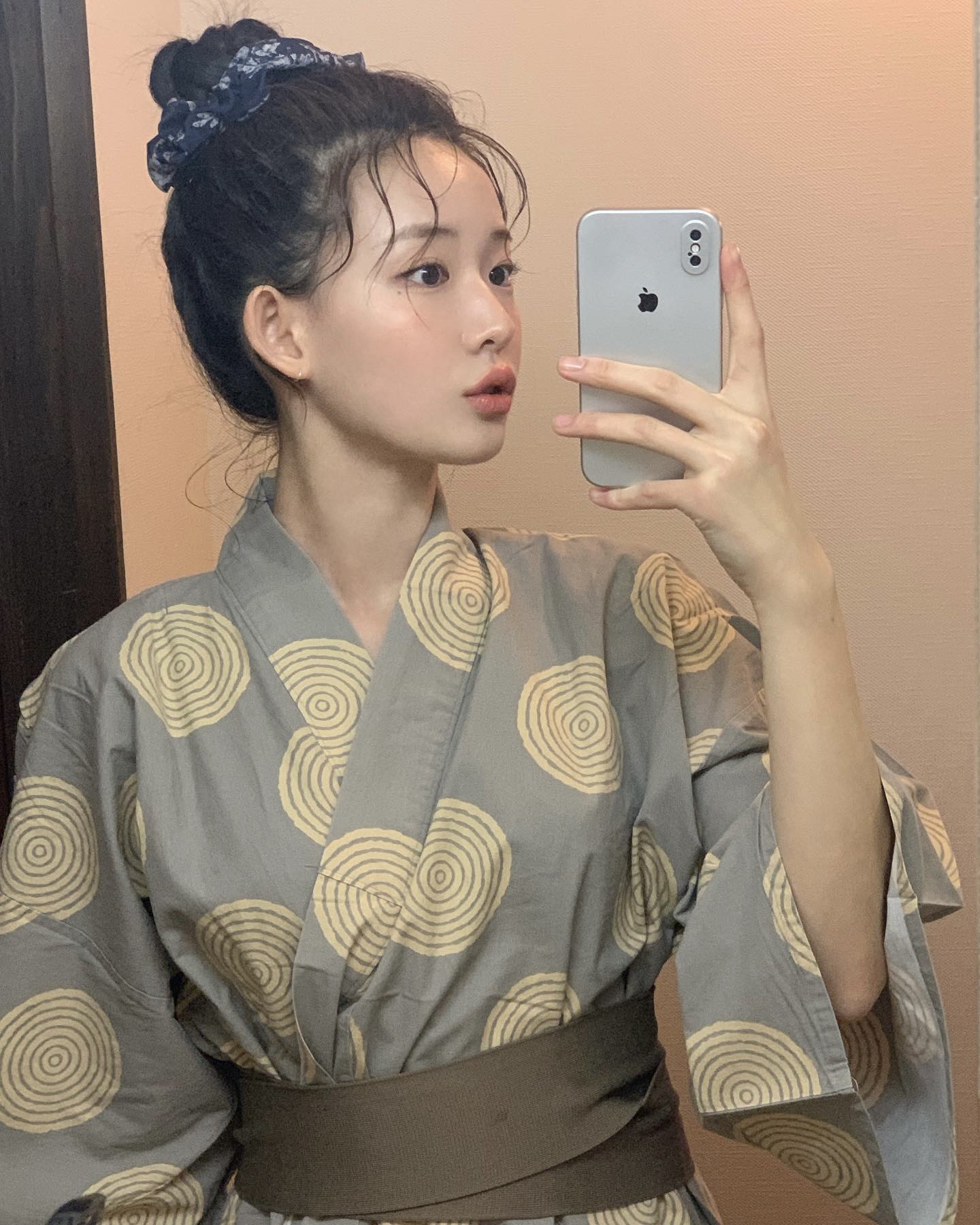 스크런치로 포인트 주기🩵
간단하게 묶어도 스타일 살려주는 헤어 아이템👱🏻‍♀️✨ 이미지3