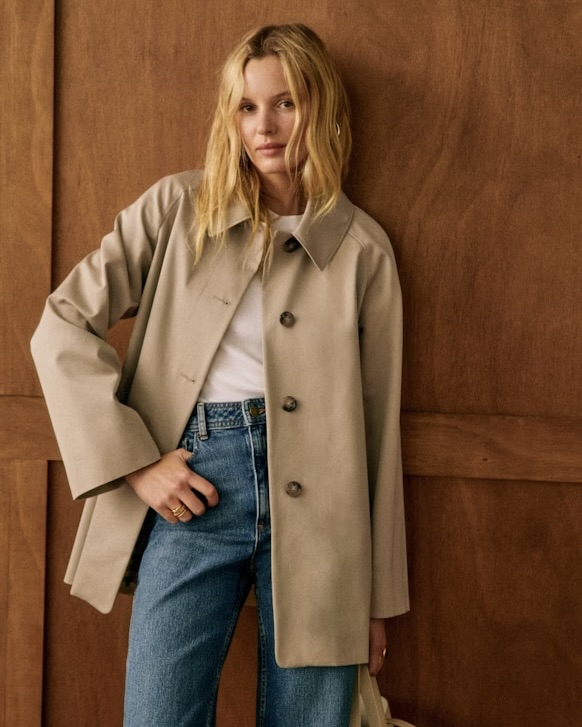 세잔으로 완성하는 간절기룩🧡
트렌디한 트렌치부터 클래식한 니트까지🧥🧶 프렌치 무드로
해외 느좋녀들의 브랜드 세잔으로 올가을 트렌드를 입어보세요.
1. 카터 재킷, 45만 원대
이번 시즌 트렌드인 미디 트렌치를 대표하는 아이템으로, 오버사이즈 핏과 체크 안감이 포인트입니다. 방수 소재와 버튼 클로징 디자인은 실용성도 놓치지 않았습니다. 크림톤 팬츠와도 데님 팬츠와도 무난하게 어울립니다.
2. 바비 재킷, 43만 원대
세잔의 크롭 트렌치는 컷트와 박시한 실루엣이 특징으로, 경쾌한 무드를 완성합니다. 체크 안감과 클래식 칼라가 디테일을 더하며, 간절기 아우터로 활용하기 좋아 미니멀한 오피스룩과 데일리룩 모두에 적합합니다.
3. 에밀 가디건, 23만 원대
알파카와 메리노울 혼방 소재로 완성된 에밀 가디건은 부드러운 착용감과 따뜻한 보온성을 자랑합니다. 9월의 선선한 날씨에는 어깨 위에 걸치거나 이너로 활용하기 좋습니다. 데일리룩에 감각적인 포인트를 더해주는 간절기 필수 아이템입니다. 이미지3