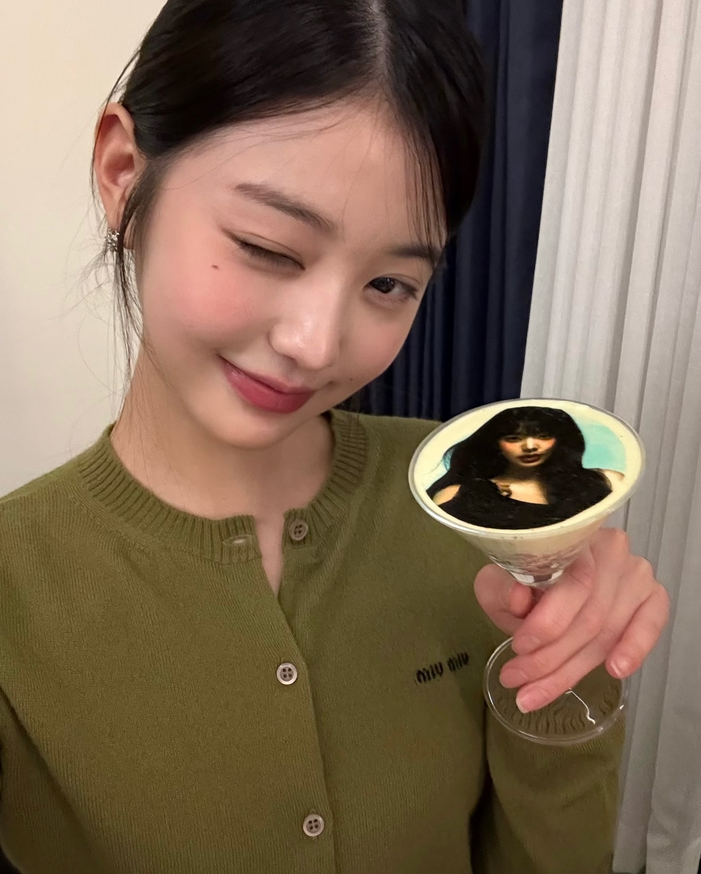 올가을엔 올리브 가디건💚
트렌디한 올리브 컬러 가디건으로 가을 무드 즐겨보세요🍸✨

가을 무드 살려줄 올리브 컬러 가디건, 지금 소개해드릴게요.

1. 미우미우 캐시미어 니트 가디건, 200만 원대
캐시미어 소재의 슬림 핏 실루엣이 단정하면서 고급스러운 무드를 주는 가디건으로, 그린 컬러에 미우미우 로고가 더해져 포인트가 되는 아이템입니다. 올리브 컬러 가디건은 데님 팬츠와 매치해 캐주얼하게, 화이트 스커트에는 러블리하게 연출할 수 있습니다.

2. 미우미우 아가일 니트 가디건, 200만원대
아가일 패턴이 포인트가 되어 클래식하면서도 세련된 무드를 주는 그린 컬러 가디건입니다.차정원은 그레이 미니스커트와 로퍼를 매치해 프레피룩으로 연출했으며, 그린톤의 백을 더해 톤온톤 스타일링으로 완성했습니다. 이미지