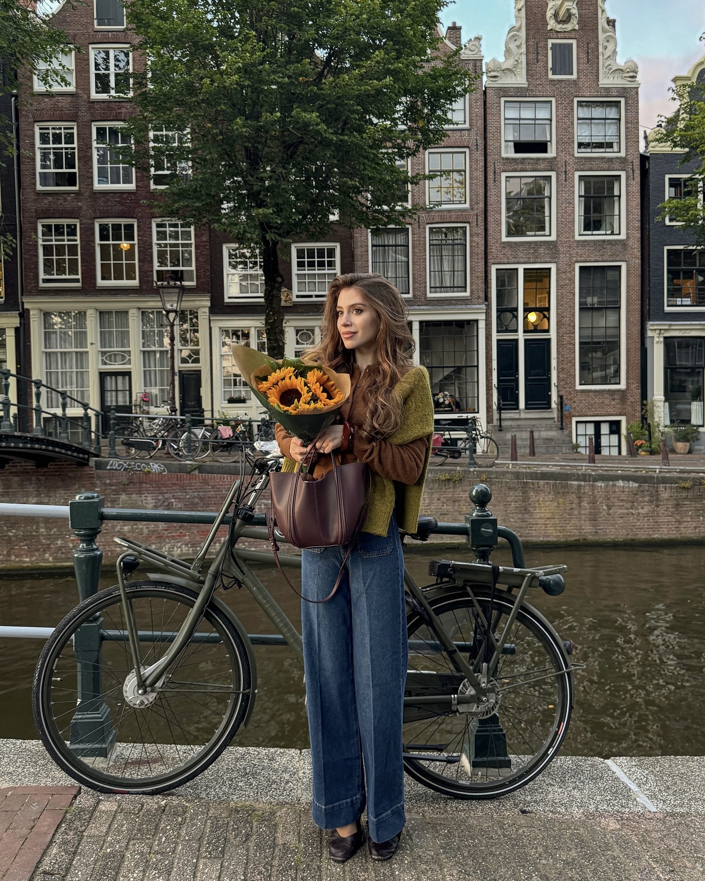 세잔으로 완성하는 간절기룩🧡
트렌디한 트렌치부터 클래식한 니트까지🧥🧶 프렌치 무드로
해외 느좋녀들의 브랜드 세잔으로 올가을 트렌드를 입어보세요.
1. 카터 재킷, 45만 원대
이번 시즌 트렌드인 미디 트렌치를 대표하는 아이템으로, 오버사이즈 핏과 체크 안감이 포인트입니다. 방수 소재와 버튼 클로징 디자인은 실용성도 놓치지 않았습니다. 크림톤 팬츠와도 데님 팬츠와도 무난하게 어울립니다.
2. 바비 재킷, 43만 원대
세잔의 크롭 트렌치는 컷트와 박시한 실루엣이 특징으로, 경쾌한 무드를 완성합니다. 체크 안감과 클래식 칼라가 디테일을 더하며, 간절기 아우터로 활용하기 좋아 미니멀한 오피스룩과 데일리룩 모두에 적합합니다.
3. 에밀 가디건, 23만 원대
알파카와 메리노울 혼방 소재로 완성된 에밀 가디건은 부드러운 착용감과 따뜻한 보온성을 자랑합니다. 9월의 선선한 날씨에는 어깨 위에 걸치거나 이너로 활용하기 좋습니다. 데일리룩에 감각적인 포인트를 더해주는 간절기 필수 아이템입니다. 이미지8