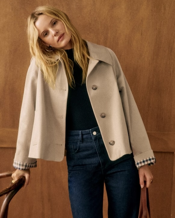 세잔으로 완성하는 간절기룩🧡
트렌디한 트렌치부터 클래식한 니트까지🧥🧶 프렌치 무드로
해외 느좋녀들의 브랜드 세잔으로 올가을 트렌드를 입어보세요.
1. 카터 재킷, 45만 원대
이번 시즌 트렌드인 미디 트렌치를 대표하는 아이템으로, 오버사이즈 핏과 체크 안감이 포인트입니다. 방수 소재와 버튼 클로징 디자인은 실용성도 놓치지 않았습니다. 크림톤 팬츠와도 데님 팬츠와도 무난하게 어울립니다.
2. 바비 재킷, 43만 원대
세잔의 크롭 트렌치는 컷트와 박시한 실루엣이 특징으로, 경쾌한 무드를 완성합니다. 체크 안감과 클래식 칼라가 디테일을 더하며, 간절기 아우터로 활용하기 좋아 미니멀한 오피스룩과 데일리룩 모두에 적합합니다.
3. 에밀 가디건, 23만 원대
알파카와 메리노울 혼방 소재로 완성된 에밀 가디건은 부드러운 착용감과 따뜻한 보온성을 자랑합니다. 9월의 선선한 날씨에는 어깨 위에 걸치거나 이너로 활용하기 좋습니다. 데일리룩에 감각적인 포인트를 더해주는 간절기 필수 아이템입니다. 이미지7