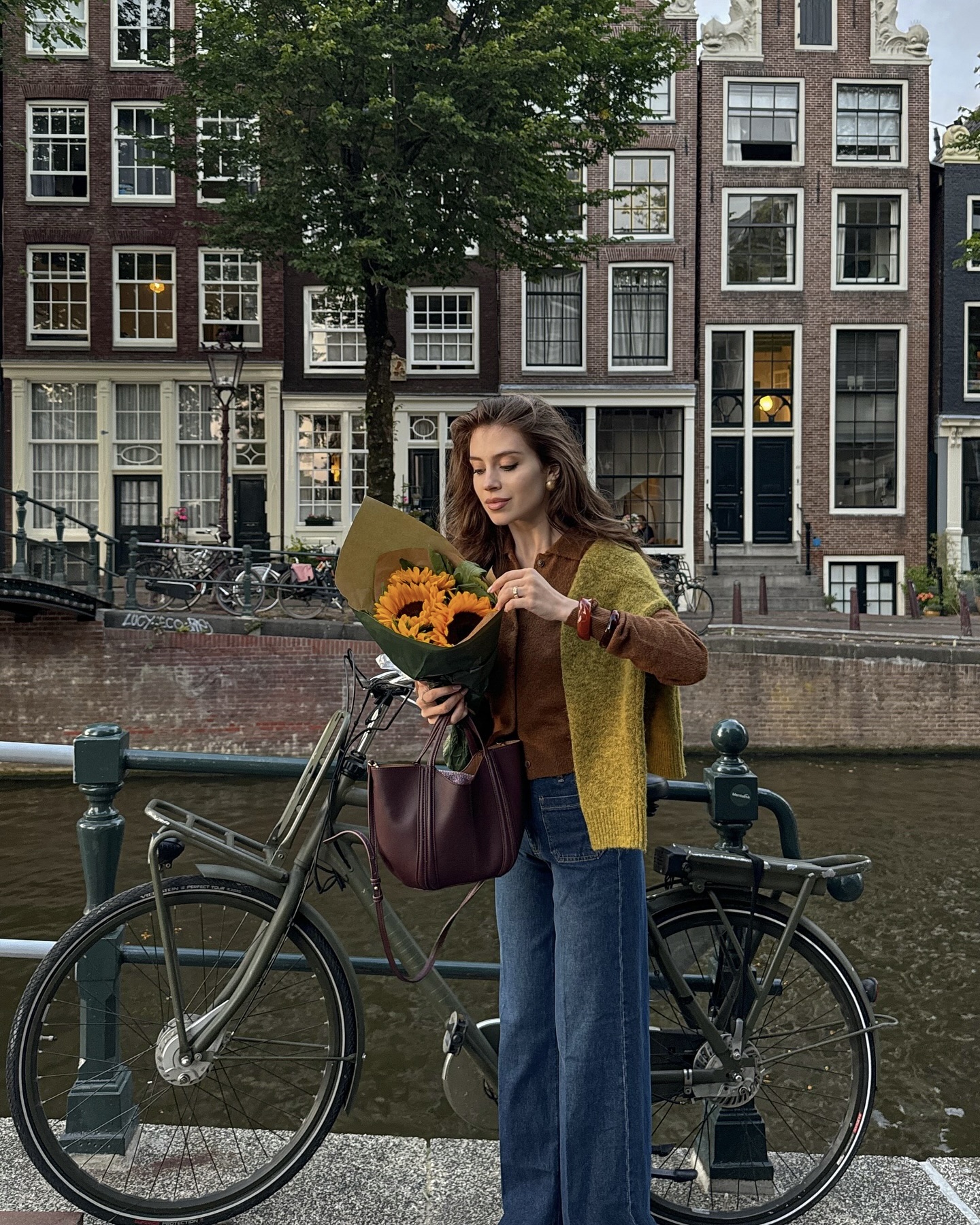 세잔으로 완성하는 간절기룩🧡
트렌디한 트렌치부터 클래식한 니트까지🧥🧶 프렌치 무드로
해외 느좋녀들의 브랜드 세잔으로 올가을 트렌드를 입어보세요.
1. 카터 재킷, 45만 원대
이번 시즌 트렌드인 미디 트렌치를 대표하는 아이템으로, 오버사이즈 핏과 체크 안감이 포인트입니다. 방수 소재와 버튼 클로징 디자인은 실용성도 놓치지 않았습니다. 크림톤 팬츠와도 데님 팬츠와도 무난하게 어울립니다.
2. 바비 재킷, 43만 원대
세잔의 크롭 트렌치는 컷트와 박시한 실루엣이 특징으로, 경쾌한 무드를 완성합니다. 체크 안감과 클래식 칼라가 디테일을 더하며, 간절기 아우터로 활용하기 좋아 미니멀한 오피스룩과 데일리룩 모두에 적합합니다.
3. 에밀 가디건, 23만 원대
알파카와 메리노울 혼방 소재로 완성된 에밀 가디건은 부드러운 착용감과 따뜻한 보온성을 자랑합니다. 9월의 선선한 날씨에는 어깨 위에 걸치거나 이너로 활용하기 좋습니다. 데일리룩에 감각적인 포인트를 더해주는 간절기 필수 아이템입니다. 이미지9