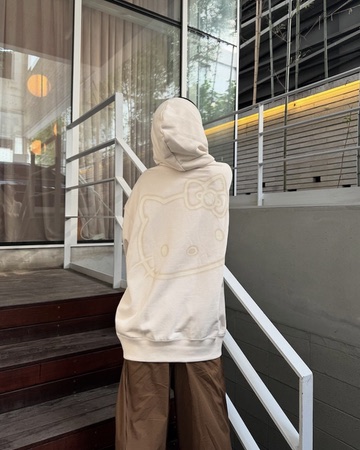 있지 멤버 후드 삼대장 출동🔥
예지, 류진, 리아가 고른 개성 만점 후드 모음집✨🩶

각자의 매력을 뽐내는 있지 멤버들의 후드티를 소개합니다.

1. 푸마 x 헬로키티 그래픽 후드
예지는 알파인 스노우 색상의 푸마 x 헬로키티 후드티를 브라운 팬츠와 매치했습니다. 헬로키티 특유의 귀엽고 유쾌한 매력은 아이들과 어른 모두를 만족시킵니다.

2. 할리데이비슨 피그먼트 아메리칸 후드
류진은 할리데이비슨의 강렬한 로고가 들어간 후드티를 선택했습니다. 여기에 짧은 핫팬츠를 입어 파격적인 스트릿 룩을 완성했습니다.

3. 캐피탈 30 플리스 x 퍼 그리즐리 후드
리아는 귀여운 무드가 살아있는 캐피탈 곰돌이 후드티에 베이프 헤어핀으로 룩을 연출했습니다. 폭닥폭닥한 재질로 러블리한 매력이 돋보입니다. 이미지2