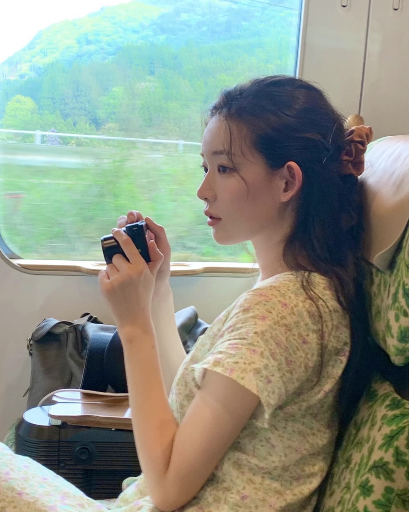 스크런치로 포인트 주기🩵
간단하게 묶어도 스타일 살려주는 헤어 아이템👱🏻‍♀️✨ 이미지