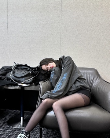 있지 멤버 후드 삼대장 출동🔥
예지, 류진, 리아가 고른 개성 만점 후드 모음집✨🩶

각자의 매력을 뽐내는 있지 멤버들의 후드티를 소개합니다.

1. 푸마 x 헬로키티 그래픽 후드
예지는 알파인 스노우 색상의 푸마 x 헬로키티 후드티를 브라운 팬츠와 매치했습니다. 헬로키티 특유의 귀엽고 유쾌한 매력은 아이들과 어른 모두를 만족시킵니다.

2. 할리데이비슨 피그먼트 아메리칸 후드
류진은 할리데이비슨의 강렬한 로고가 들어간 후드티를 선택했습니다. 여기에 짧은 핫팬츠를 입어 파격적인 스트릿 룩을 완성했습니다.

3. 캐피탈 30 플리스 x 퍼 그리즐리 후드
리아는 귀여운 무드가 살아있는 캐피탈 곰돌이 후드티에 베이프 헤어핀으로 룩을 연출했습니다. 폭닥폭닥한 재질로 러블리한 매력이 돋보입니다. 이미지6