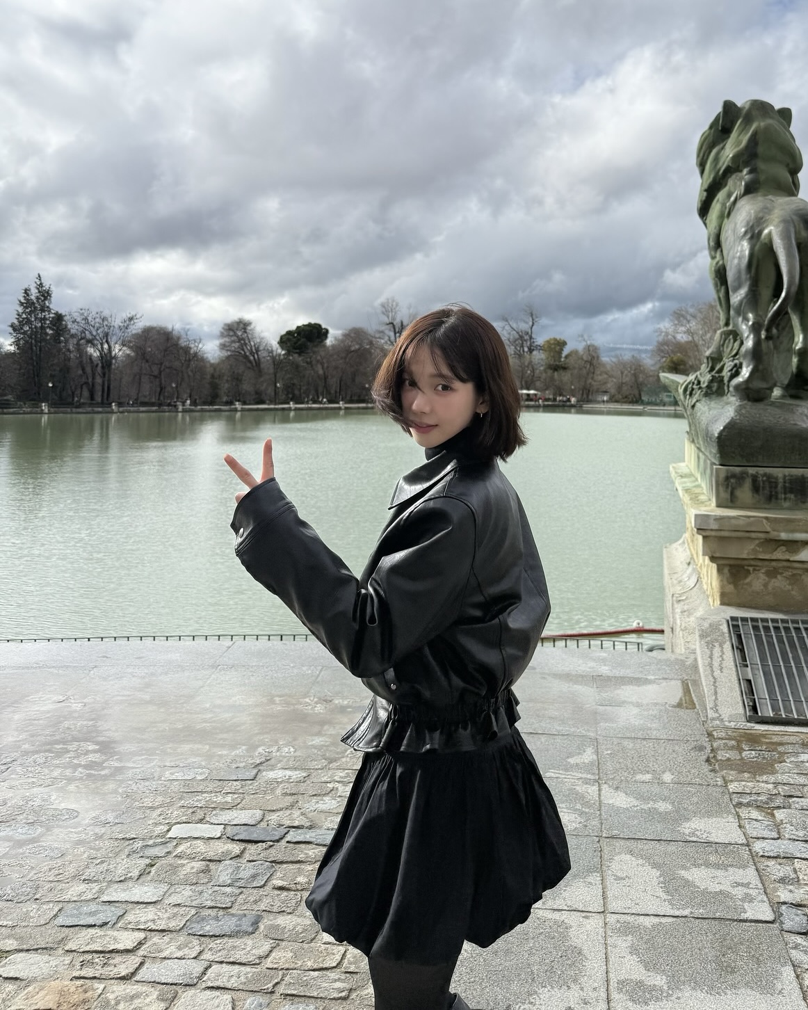 가을 레더자켓 어떻게 입지?👀
셀럽들의 레더자켓 코디로 여친룩 스타일링 따라하자🔍🔥

레더자켓은 가을 시즌 빠질 수 없는 핵심 아이템입니다. 카리나는 레더자켓에 벌룬 스커트를 매치해 러블리한 무드를, 셔츠 레이어드 코디는 시크한 느낌을 보여주었습니다. 정채연은 후드와 버킷햇으로 따뜻하고 부드러운 이미지를 완성했고, 이유정은 롱스커트를 매치해 단아하고 깔끔한 스타일을 선보였습니다.

셀럽들의 레더자켓을 이용한 여친룩 스타일은 일상에서도 충분히 참고 가능합니다. 이번 가을 다양한 무드로 코디를 완성해보세요. 이미지2