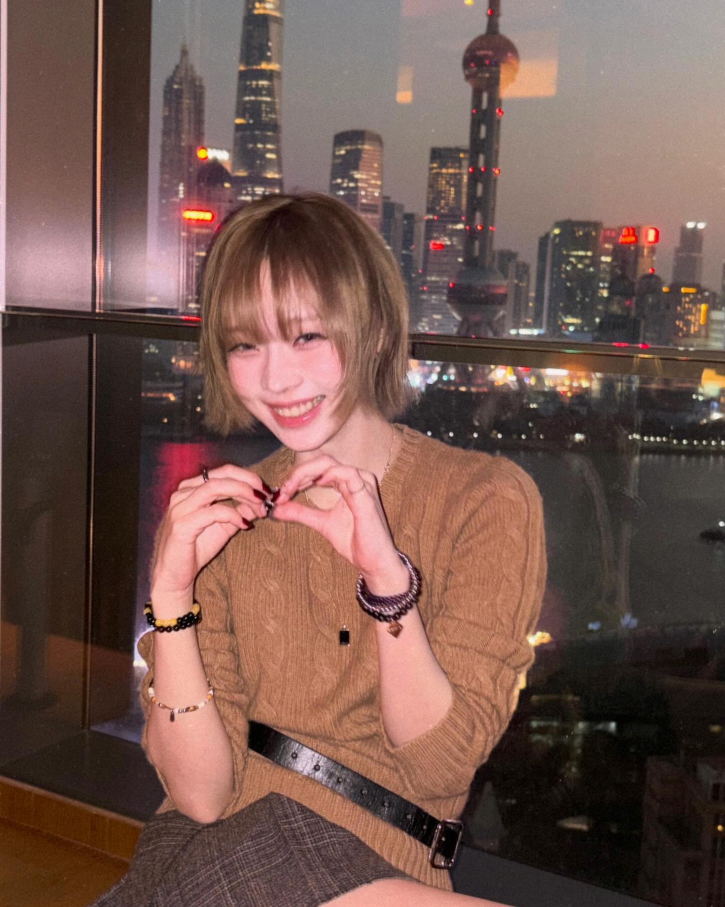 폴로 니트 없이 가을 어떻게 버텨🤧
가을에 빠질 수 없는 클래식 데일리템, 지금 바로 확인해보세요.🤎

간절기 필수템, 클래식한 무드의 폴로 니트 활용법입니다.

가을 하면 빼놓을 수 없는 아이템은 바로 폴로 니트인데요. 단정하면서도 활용도가 높아 데일리룩에 활용하기 좋은 아이템입니다. 셔츠와 함께 레이어드해 한층 세련된 분위기로 프레피룩을 연출할 수 있습니다.

또 폴로 니트는 데님 팬츠와 매치하면 캐주얼하면서도 트렌디한 스타일을 완성할 수 있습니다. 심플한 코디에 니트 컬러만으로도 포인트를 줄 수 있어 데일리룩으로 스타일링하기 좋은 아이템이죠

쇼츠나 스커트에 부츠와 함께 매치하면 간절기에 딱 맞는 다양한 무드를 즐길 수 있습니다. 올가을, 클래식하면서도 실용적인 폴로 니트 스타일링을 완성해보세요. 이미지6