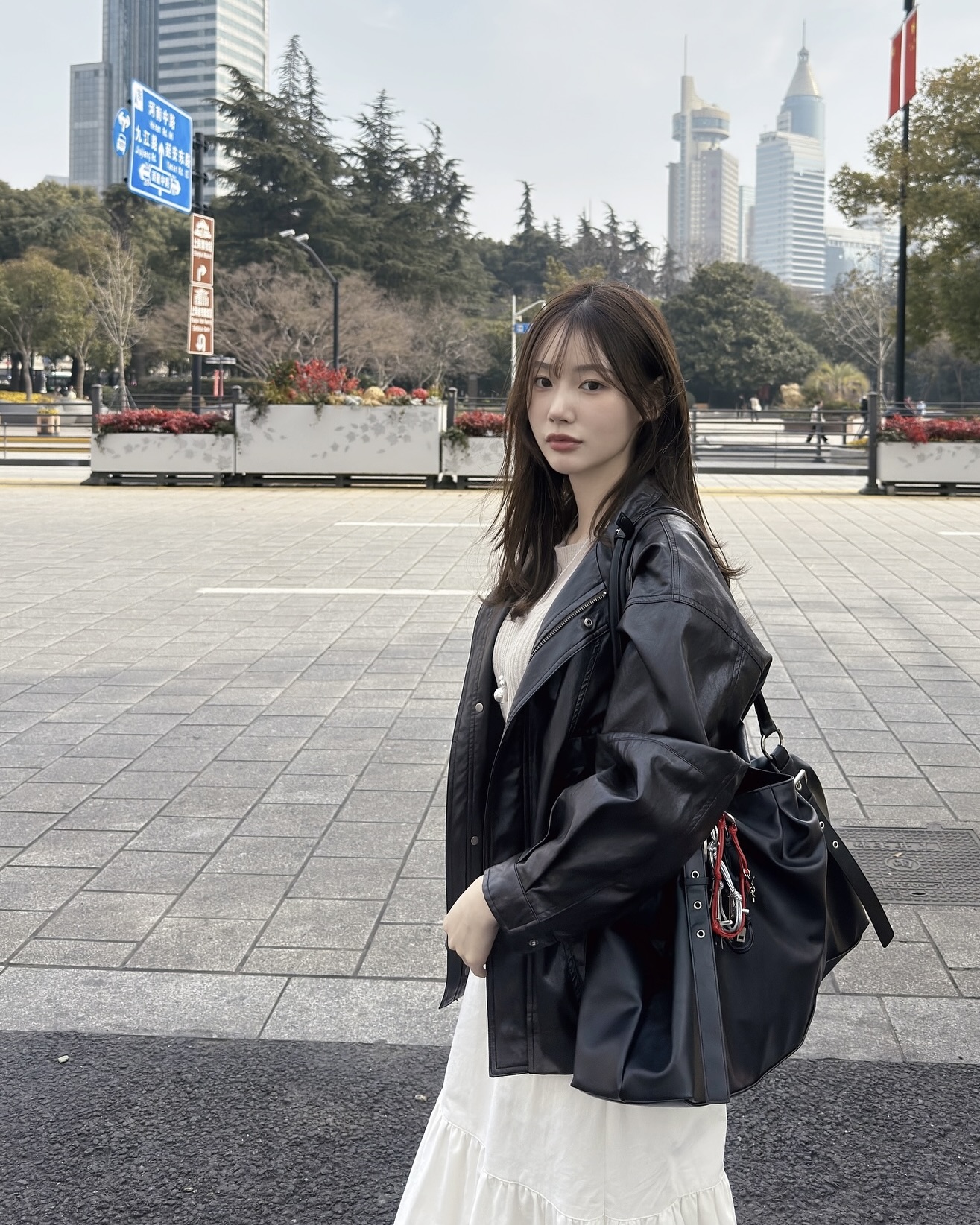 가을 레더자켓 어떻게 입지?👀
셀럽들의 레더자켓 코디로 여친룩 스타일링 따라하자🔍🔥

레더자켓은 가을 시즌 빠질 수 없는 핵심 아이템입니다. 카리나는 레더자켓에 벌룬 스커트를 매치해 러블리한 무드를, 셔츠 레이어드 코디는 시크한 느낌을 보여주었습니다. 정채연은 후드와 버킷햇으로 따뜻하고 부드러운 이미지를 완성했고, 이유정은 롱스커트를 매치해 단아하고 깔끔한 스타일을 선보였습니다.

셀럽들의 레더자켓을 이용한 여친룩 스타일은 일상에서도 충분히 참고 가능합니다. 이번 가을 다양한 무드로 코디를 완성해보세요. 이미지7