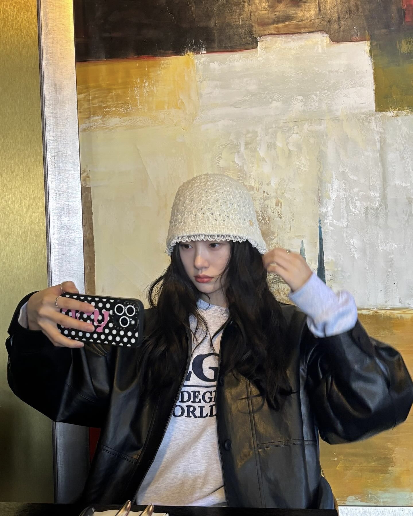 가을 레더자켓 어떻게 입지?👀
셀럽들의 레더자켓 코디로 여친룩 스타일링 따라하자🔍🔥

레더자켓은 가을 시즌 빠질 수 없는 핵심 아이템입니다. 카리나는 레더자켓에 벌룬 스커트를 매치해 러블리한 무드를, 셔츠 레이어드 코디는 시크한 느낌을 보여주었습니다. 정채연은 후드와 버킷햇으로 따뜻하고 부드러운 이미지를 완성했고, 이유정은 롱스커트를 매치해 단아하고 깔끔한 스타일을 선보였습니다.

셀럽들의 레더자켓을 이용한 여친룩 스타일은 일상에서도 충분히 참고 가능합니다. 이번 가을 다양한 무드로 코디를 완성해보세요. 이미지4