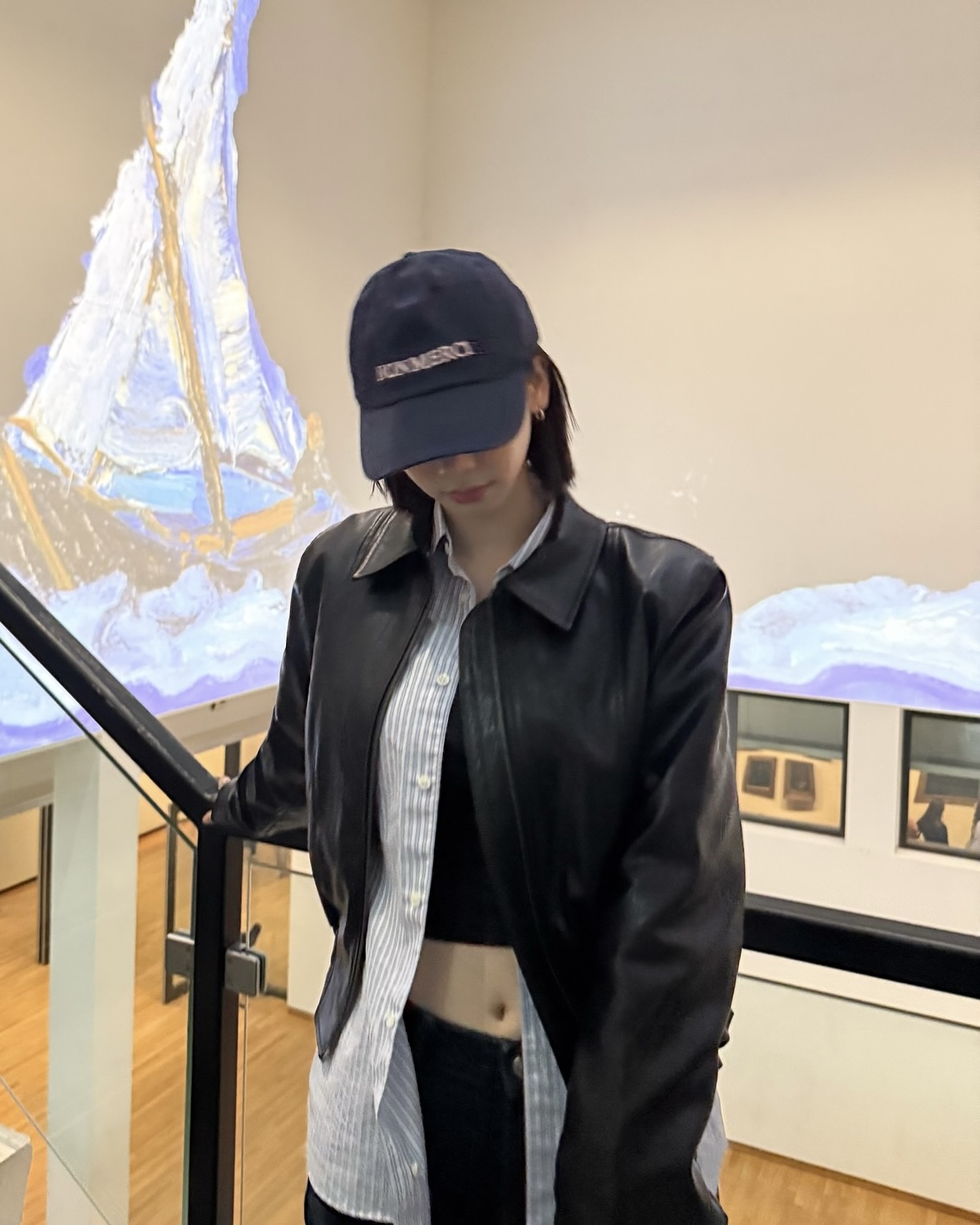 가을 레더자켓 어떻게 입지?👀
셀럽들의 레더자켓 코디로 여친룩 스타일링 따라하자🔍🔥

레더자켓은 가을 시즌 빠질 수 없는 핵심 아이템입니다. 카리나는 레더자켓에 벌룬 스커트를 매치해 러블리한 무드를, 셔츠 레이어드 코디는 시크한 느낌을 보여주었습니다. 정채연은 후드와 버킷햇으로 따뜻하고 부드러운 이미지를 완성했고, 이유정은 롱스커트를 매치해 단아하고 깔끔한 스타일을 선보였습니다.

셀럽들의 레더자켓을 이용한 여친룩 스타일은 일상에서도 충분히 참고 가능합니다. 이번 가을 다양한 무드로 코디를 완성해보세요. 이미지3