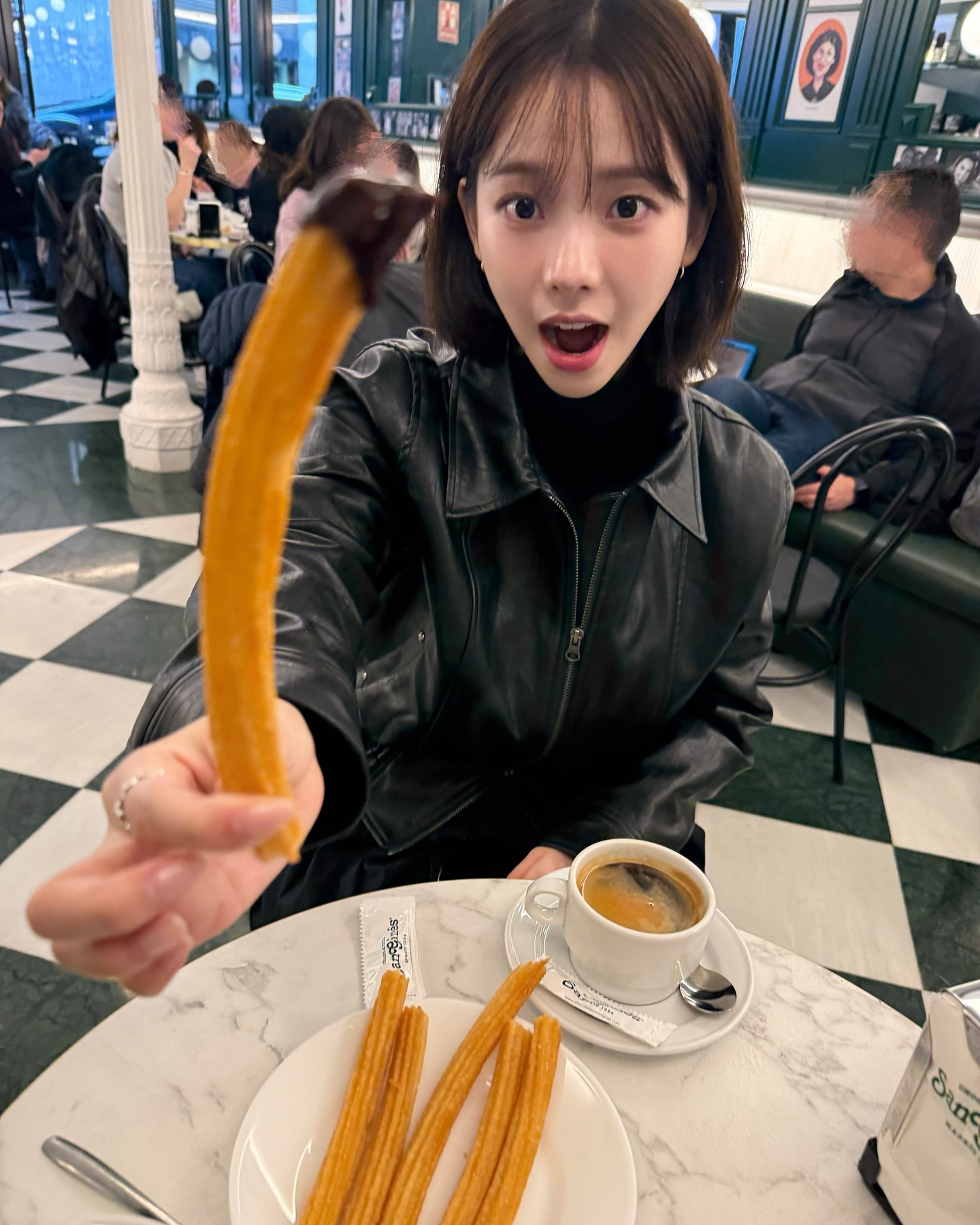 가을 레더자켓 어떻게 입지?👀
셀럽들의 레더자켓 코디로 여친룩 스타일링 따라하자🔍🔥

레더자켓은 가을 시즌 빠질 수 없는 핵심 아이템입니다. 카리나는 레더자켓에 벌룬 스커트를 매치해 러블리한 무드를, 셔츠 레이어드 코디는 시크한 느낌을 보여주었습니다. 정채연은 후드와 버킷햇으로 따뜻하고 부드러운 이미지를 완성했고, 이유정은 롱스커트를 매치해 단아하고 깔끔한 스타일을 선보였습니다.

셀럽들의 레더자켓을 이용한 여친룩 스타일은 일상에서도 충분히 참고 가능합니다. 이번 가을 다양한 무드로 코디를 완성해보세요. 이미지