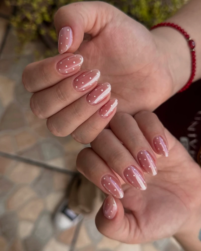 이달의 네일은 도트네일 어때?💖
작고 귀여운 도트 패턴으로 손끝에 포인트 주기 좋아요✨💅
이미지5