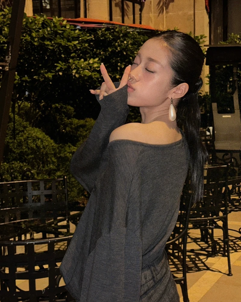 포인트는 한쪽, 매력은 두 배🖤
매일 입는 티셔츠도 원숄더로 새롭게✨🎶스타일 완성해 보세요 이미지2