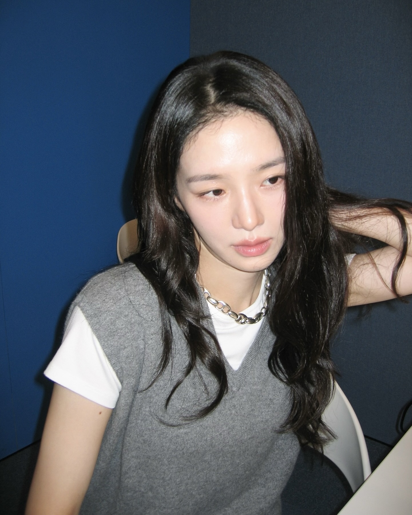 룩에 ‘와’ 효과 더하기👉🏻 빠질 수 없는 하이라이트💍💎액세서리 포인트 어때?  박규영의 액세서리 3가지를 모았습니다.  1. 소피 부하이 라지 바라라 체인 목걸이, 290만 원대 박규영이 매치한 목걸이는 짧은 길이의 굵은 체인 디자인으로, 단독으로 착용해도 포인트가 됩니다. 다른 목걸이랑 레이어드하면 존재감이 더 커지고, 심플한룩에 착용하면 목걸이의 매력이 더 잘 드러나는 목걸이입니다.  2. 스피넬리 킬콜린 마이크로데임, 280만 원대 박규영이 착용한 반지는 925 스털링 실버 소재로 세 개의 링이 이어진 독특한 디자인입니다. 각 링이 서로 다른 모양으로 연결되어 있어 개성이 돋보이는 포인트 아이템입니다. 캐주얼한 룩부터 스트릿룩까지 자연스럽게 잘 어울리는 반지입니다.  3. 에임 레온 도르 스테인드글라스, 110만 원대 박규영이 착용한 골드 펜던트 목걸이는 14k 순금으로 제작되었으며, 앞면은 애나멜로 채워진 튤립과 장미 디테일이 있습니다. 박규영은 청바지와 화이트 블라우스에 매치해 세련되면서도 여성스러운 분위기를 완성했습니다. 이미지