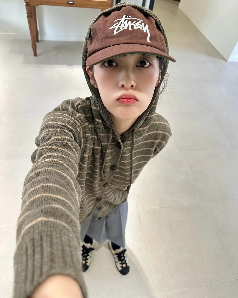 매일 쓰고 싶은 스타일링 필수템🧢
김보라의 볼캡, 컬러와 소재로 센스있는 데일리룩 완성👀🔥
유명한 모자 덕후 김보라의 데일리 볼캡 코디를 소개합니다.
1. 스투시 미드 댑스 빅 스톡 스냅백
김보라는 스투시 스냅백을 스트라이프 니트 후드 가디건과 화이트 아디다스 스니커즈와 매치했습니다. 스냅백이 가디건의 색감과 자연스럽게 어우러지면서 균형 잡힌 캐주얼 무드를 연출했습니다.
2. 걸 스케이트보드 보드 센추리 로고 볼캡
걸 스케이트보드 레드 볼캡을 스트라이프 크롭 반팔티와 함께 착용했습니다. 단순한 크롭티 스타일에 볼캡의 레드 컬러와 로고가 포인트가 되어 완성도 있는 스타일을 완성했습니다.
3. 폴로 코듀로이 빌 트윌 볼캡
브라운 챙과 옐로우 크라운 그리고 볼캡 중앙에 있는 그래픽 패치가 포인트입니다. 찢어진 데님 팬츠와 코듀로이 소재에서 오는 빈티지한 무드가 개성 있는 룩을 보여줍니다. 이미지2