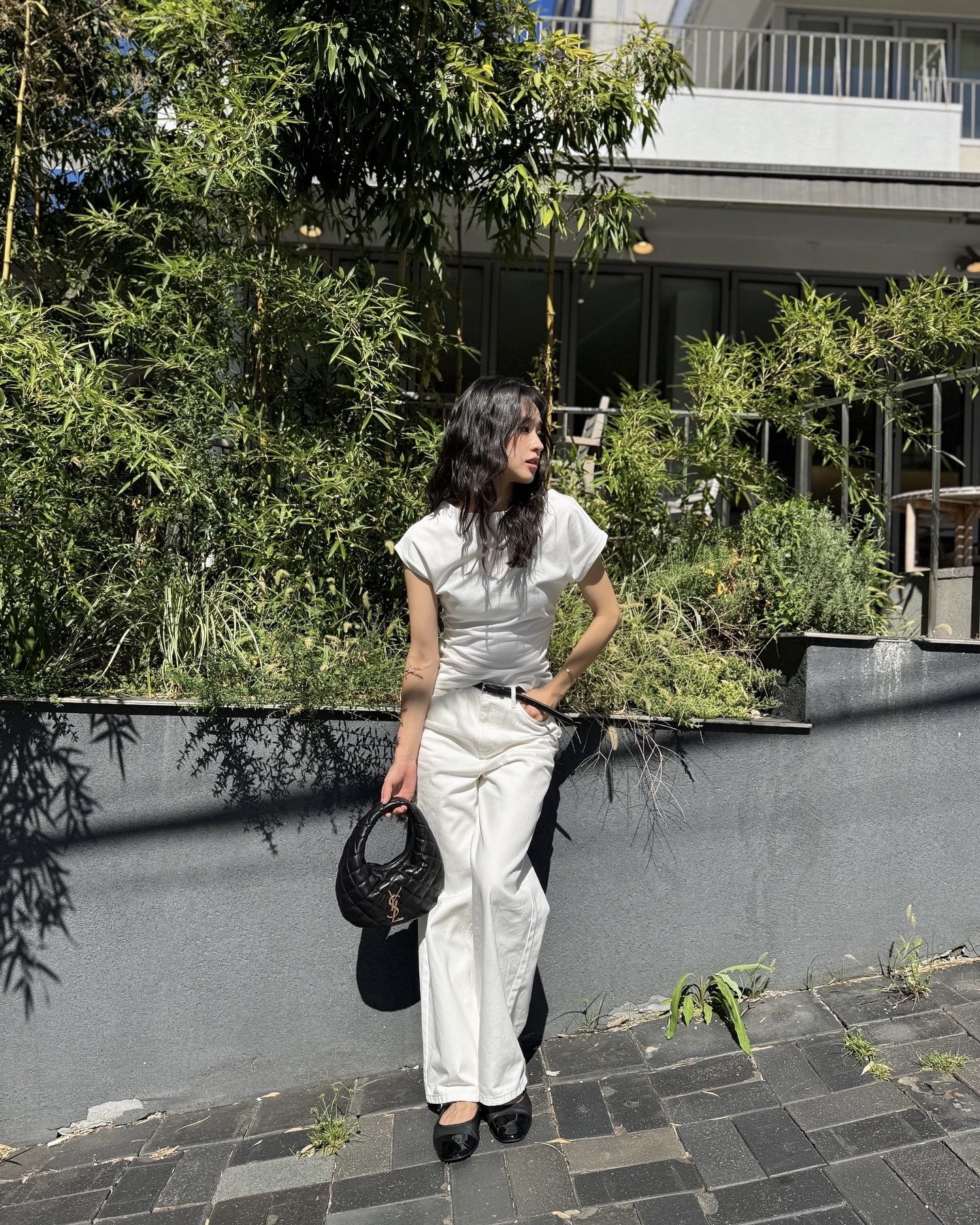 이번엔 사이즈별로 모았다🤍 스몰부터 빅백까지, 센스있는 선택 가이드 확인해보세요👜✨  취향 따라 고르는 사이즈별 잇백, 지금 소개해드릴게요.  1. 생로랑 퀄팅 나파, 300만 원대 나파 소재에 다이아몬드 퀼팅과 골드 로고가 더해진 백입니다. 가볍게 들 수 있으면서도 세련된 무드를 완성해주는데요. 손연재는 올 화이트 셋업으로 스타일링해 모던한 미니멀 스타일을 선보였습니다.  2. 로에베 플라멩코 텍스타일, 500만 원대 도트 장식의 자카드 텍스타일 소재로 완성된 로에베의 아이코닉 백입니다. 매듭 스트링과 도넛 체인이 포인트로, 지젤은 버건디 니트와 와이드 데님 팬츠를 매치해 간절기에 잘 어울리는 데일리룩을 완성했습니다.  3. 샤넬 25 라지백, 300만 원대 그레인드 카프스킨 소재와 퀼팅 디테일이 돋보이는 백으로, 골드 메탈 체인과 CC 로고 장식이 고급스러움을 더합니다. 권은비는 데님 셋업에 샤넬 라지백을 매치해 캐주얼하고 트렌디한 데일리룩을 완성했습니다. 이미지