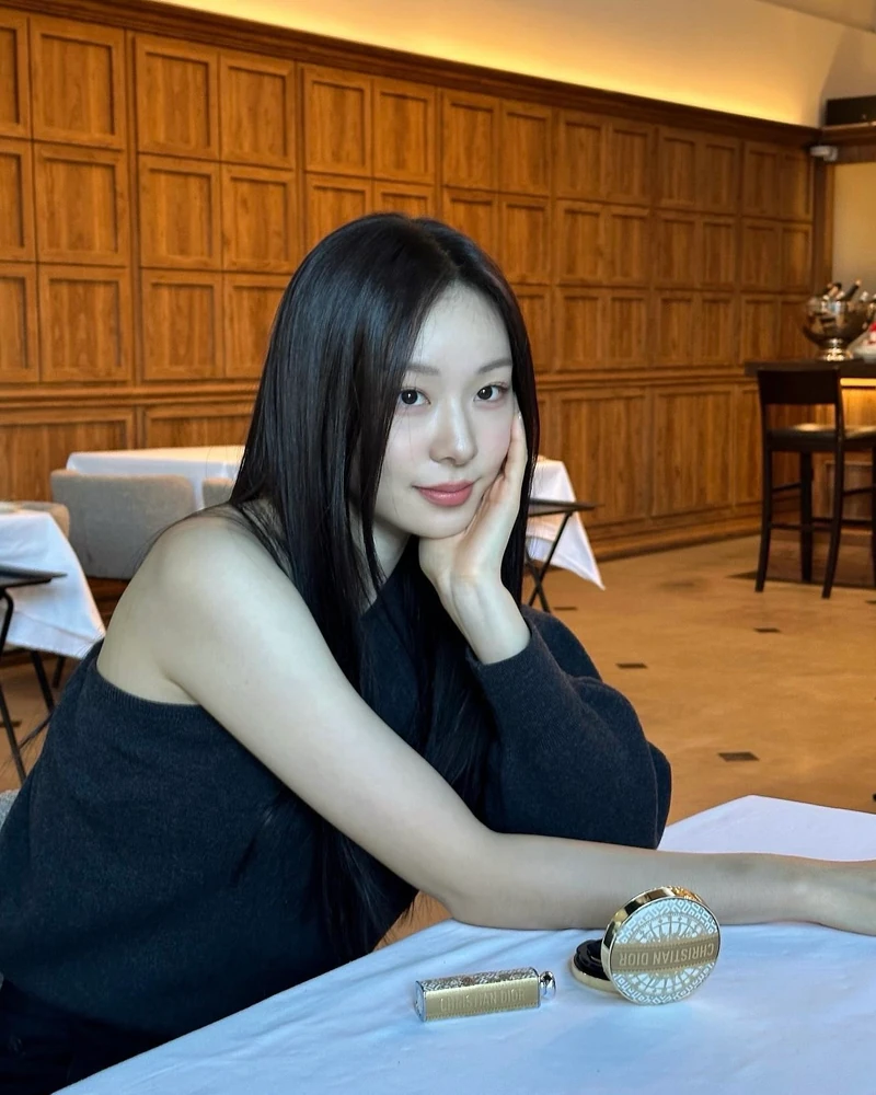 포인트는 한쪽, 매력은 두 배🖤
매일 입는 티셔츠도 원숄더로 새롭게✨🎶스타일 완성해 보세요 이미지6