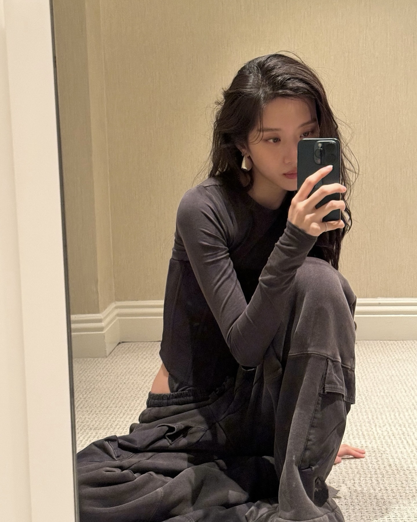 아침엔 쌀쌀하고 낮엔 덥다?😵‍💫 얇은 긴팔 하나면 간절기 날씨 롤러코스터도 문제없어요🍃🤍  이미지