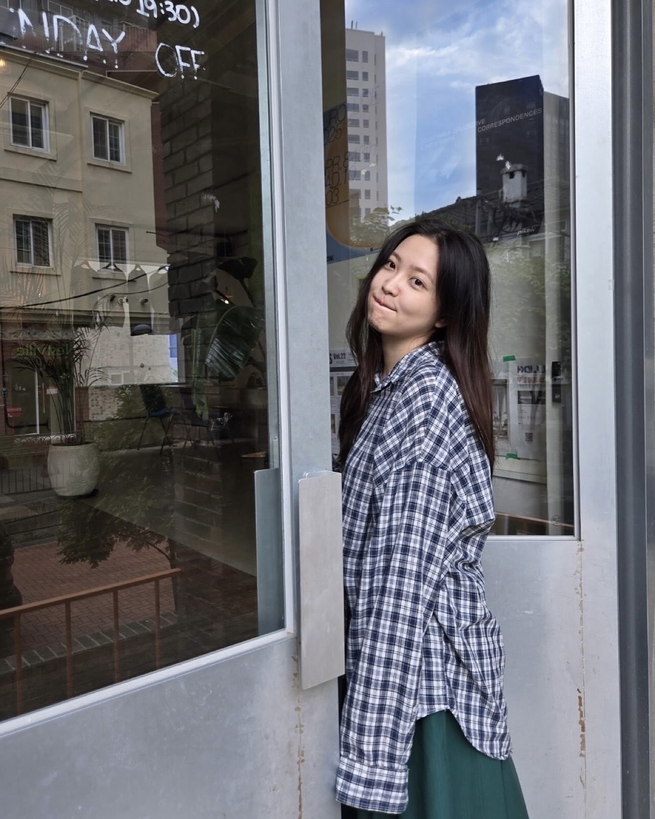 체크셔츠 하나로 가을 무드 장착🤎
가을에 꼭 찾게 되는 체크셔츠🍂 따뜻하고 센스 있는 스타일링✨ 이미지5