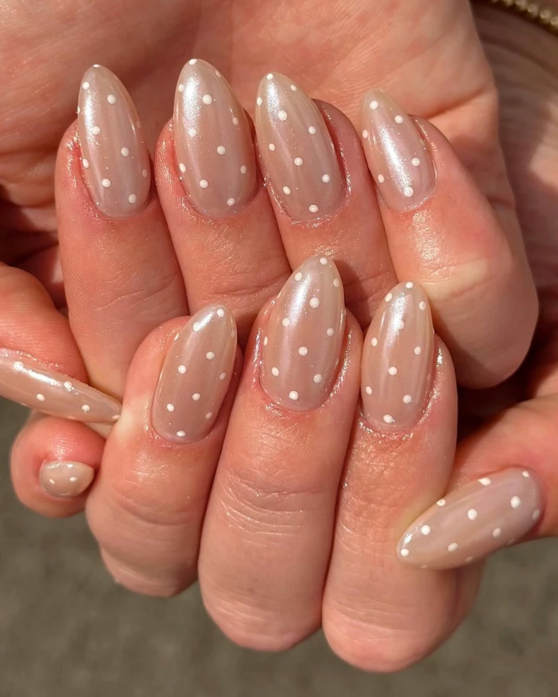 이달의 네일은 도트네일 어때?💖
작고 귀여운 도트 패턴으로 손끝에 포인트 주기 좋아요✨💅
이미지4