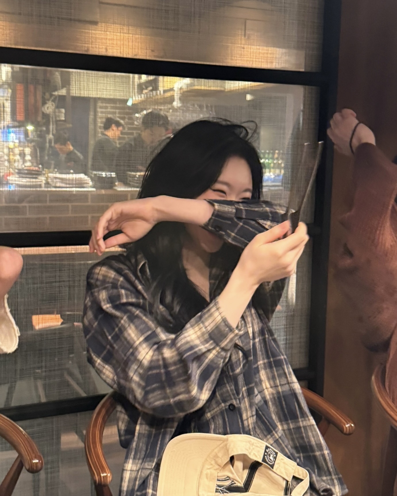 체크셔츠 하나로 가을 무드 장착🤎
가을에 꼭 찾게 되는 체크셔츠🍂 따뜻하고 센스 있는 스타일링✨ 이미지2