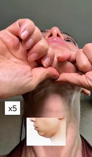 턱살아 물러나라💥
얼굴 라인 살리는 꿀팁💡💁🏻♀️오늘부터 턱선 살리는 루틴 시작하자 이미지