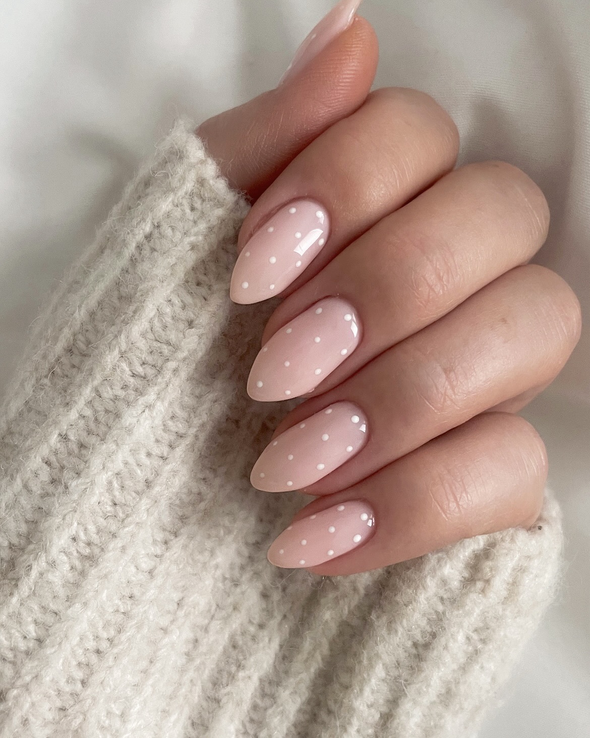이달의 네일은 도트네일 어때?💖
작고 귀여운 도트 패턴으로 손끝에 포인트 주기 좋아요✨💅
 이미지