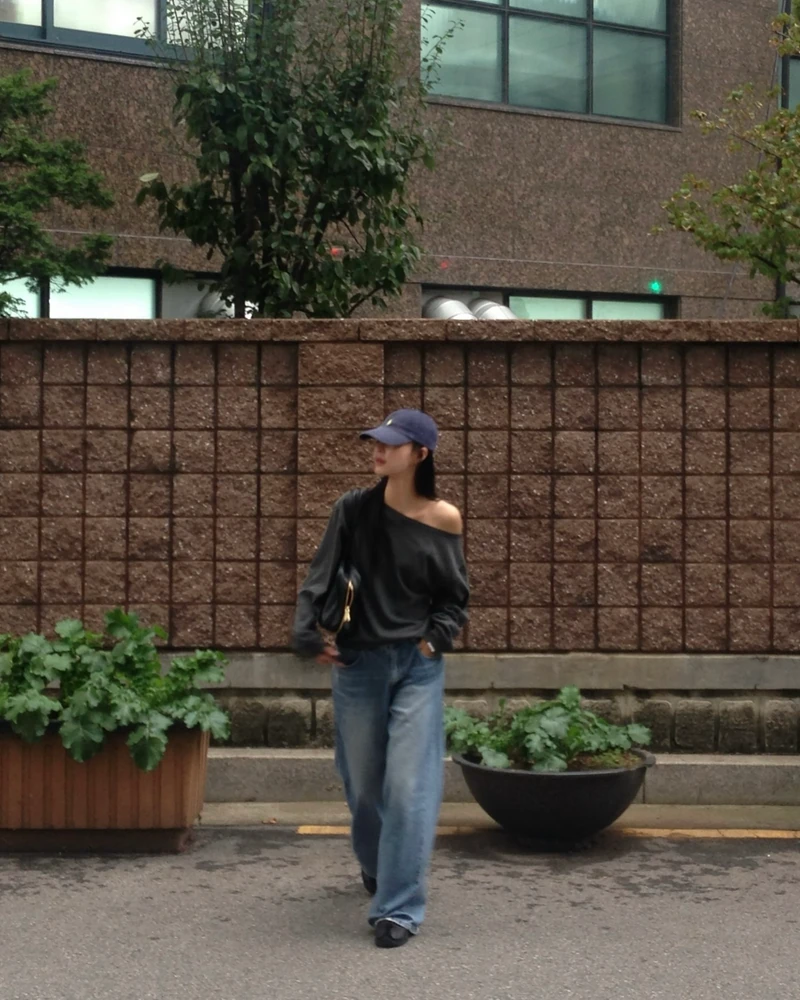 포인트는 한쪽, 매력은 두 배🖤
매일 입는 티셔츠도 원숄더로 새롭게✨🎶스타일 완성해 보세요 이미지3