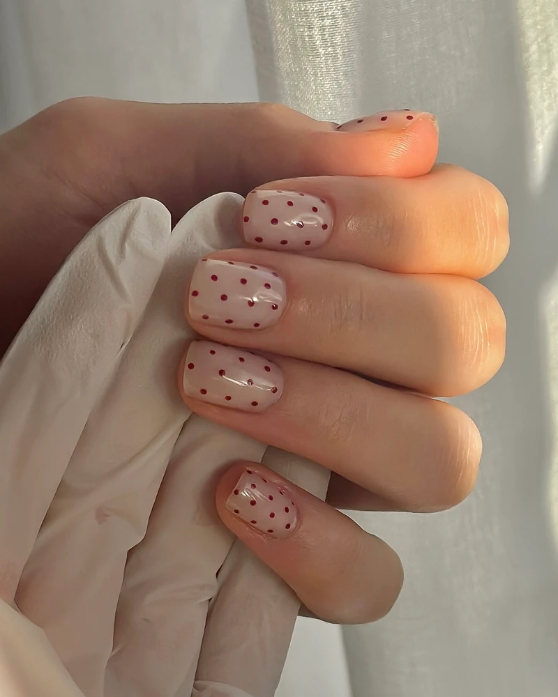 이달의 네일은 도트네일 어때?💖
작고 귀여운 도트 패턴으로 손끝에 포인트 주기 좋아요✨💅
이미지6