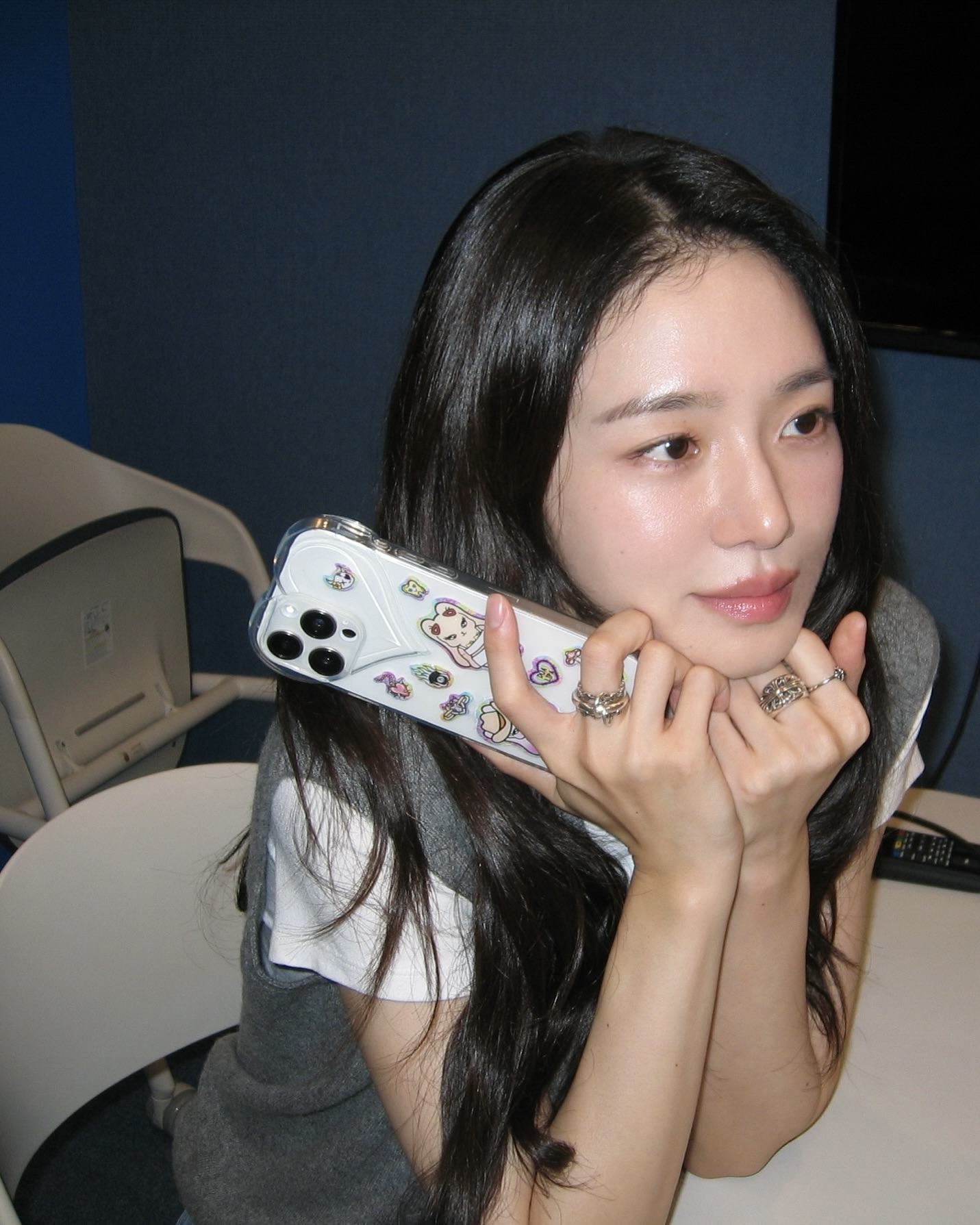 룩에 ‘와’ 효과 더하기👉🏻
빠질 수 없는 하이라이트💍💎액세서리 포인트 어때?

박규영의 액세서리 3가지를 모았습니다.

1. 소피 부하이 라지 바라라 체인 목걸이, 290만 원대
박규영이 매치한 목걸이는 짧은 길이의 굵은 체인 디자인으로, 단독으로 착용해도 포인트가 됩니다. 다른 목걸이랑 레이어드하면 존재감이 더 커지고, 심플한룩에 착용하면 목걸이의 매력이 더 잘 드러나는 목걸이입니다.

2. 스피넬리 킬콜린 마이크로데임, 280만 원대
박규영이 착용한 반지는 925 스털링 실버 소재로 세 개의 링이 이어진 독특한 디자인입니다. 각 링이 서로 다른 모양으로 연결되어 있어 개성이 돋보이는 포인트 아이템입니다. 캐주얼한 룩부터 스트릿룩까지 자연스럽게 잘 어울리는 반지입니다.

3. 에임 레온 도르 스테인드글라스, 110만 원대
박규영이 착용한 골드 펜던트 목걸이는 14k 순금으로 제작되었으며, 앞면은 애나멜로 채워진 튤립과 장미 디테일이 있습니다. 박규영은 청바지와 화이트 블라우스에 매치해 세련되면서도 여성스러운 분위기를 완성했습니다. 이미지3