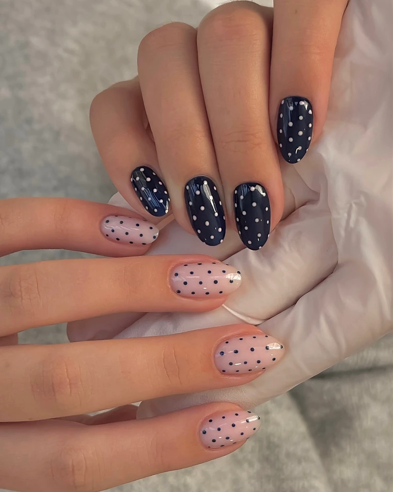 이달의 네일은 도트네일 어때?💖
작고 귀여운 도트 패턴으로 손끝에 포인트 주기 좋아요✨💅
이미지7