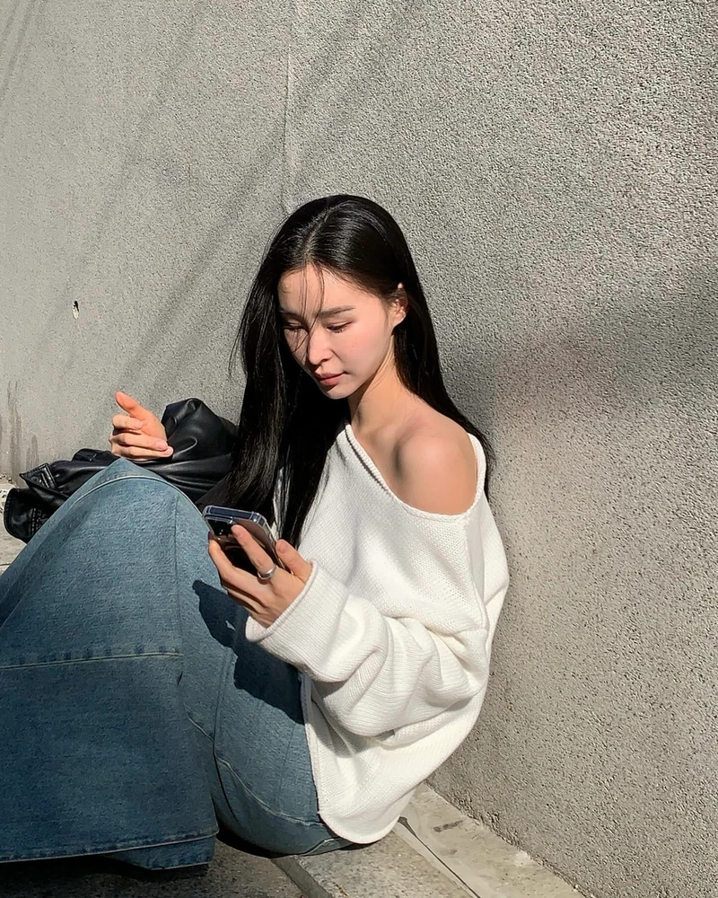 포인트는 한쪽, 매력은 두 배🖤
매일 입는 티셔츠도 원숄더로 새롭게✨🎶스타일 완성해 보세요 이미지7