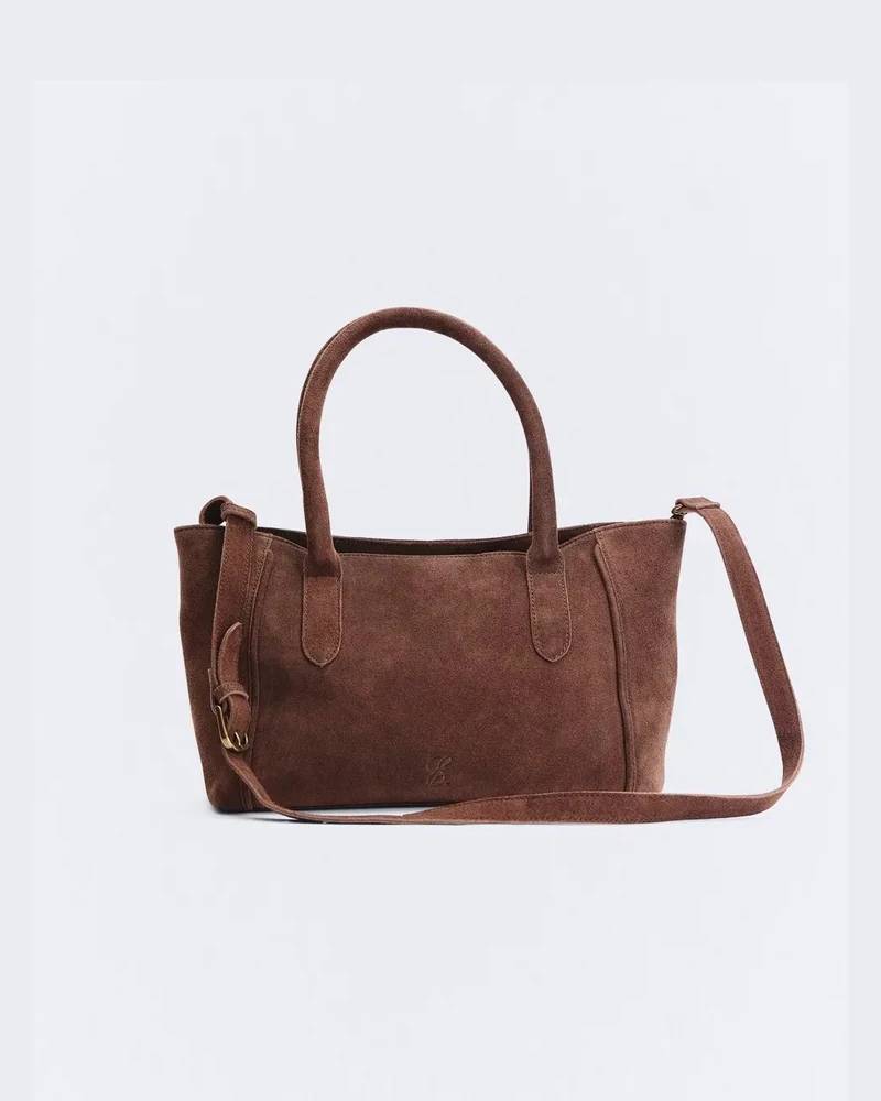 멋잘알들 준비완료👜 스웨이드백
이 언니들 보니까 안사고는 못살꺼같아, 어떻게 들까? 코디팁❤️🔥✨
데일리룩부터 오피스룩까지 스웨이드백이 가을을 완성합니다.
가을 스타일링에서 가방은 룩의 완성도를 결정짓는 핵심 아이템입니다. 이번에 소개하는 3가지 백은 디자인과 실용성을 동시에 만족시키며, 데일리룩부터 오피스, 주말룩까지 다채롭게 활용할 수 있습니다.
1. 뉴빌(Neuville) 로비 스웨이드, 51만 원대
다크 브라운 톤의 로비백은 최대 17인치 노트북까지 수납 가능한 대용량 사이즈로, 출퇴근과 주말 여행에 실용적입니다. 투 웨이 핸들과 스터드 장식 스트랩이 포인트로, 올 블랙 착장에 포인트로 매치해 무심한 듯 시크한 분위기를 완성했습니다.
2. 에쎄오에쎄(eseoese) 반돌레라 가죽 소호, 19만 원대
스웨이드 질감이 주는 따뜻한 무드가 가을 착장과 자연스럽게 어우러집니다. 짧은 핸들과 조절 가능한 롱 스트랩으로 숄더 또는 크로스바디 연출이 가능합니다. 화이트 톤의 미니멀룩에 코디해 가볍지만 고급스러운 무드를 완성했습니다.
3. 래들리(Radley) 크리스티나 라지 집탑 숄더백, 52만 원대
정돈된 곡선 실루엣이 돋보이는 스웨이드백으로, 오피스룩부터 캐주얼까지 폭넓게 어울립니다. 조절 가능한 핸들과 벨트 디테일이 실용성까지 더했으며, 블랙상의와 데님, 로퍼에 매치해 클래식하면서도 여유로운 주말 무드를 연출했습니다.
가을 가방 선택의 기준은 단순한 수납을 넘어, 계절의 분위기를 담아낼 수 있는 디자인과 실용성입니다. 이 세 가지 아이템이라면, 이번 가을 당신의 스타일링은 어느 자리에서든 완벽할거예요. 이미지7