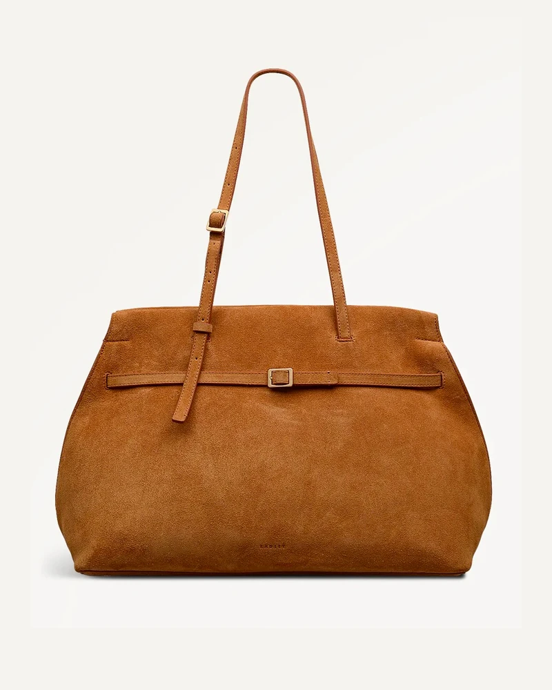 멋잘알들 준비완료👜 스웨이드백
이 언니들 보니까 안사고는 못살꺼같아, 어떻게 들까? 코디팁❤️🔥✨
데일리룩부터 오피스룩까지 스웨이드백이 가을을 완성합니다.
가을 스타일링에서 가방은 룩의 완성도를 결정짓는 핵심 아이템입니다. 이번에 소개하는 3가지 백은 디자인과 실용성을 동시에 만족시키며, 데일리룩부터 오피스, 주말룩까지 다채롭게 활용할 수 있습니다.
1. 뉴빌(Neuville) 로비 스웨이드, 51만 원대
다크 브라운 톤의 로비백은 최대 17인치 노트북까지 수납 가능한 대용량 사이즈로, 출퇴근과 주말 여행에 실용적입니다. 투 웨이 핸들과 스터드 장식 스트랩이 포인트로, 올 블랙 착장에 포인트로 매치해 무심한 듯 시크한 분위기를 완성했습니다.
2. 에쎄오에쎄(eseoese) 반돌레라 가죽 소호, 19만 원대
스웨이드 질감이 주는 따뜻한 무드가 가을 착장과 자연스럽게 어우러집니다. 짧은 핸들과 조절 가능한 롱 스트랩으로 숄더 또는 크로스바디 연출이 가능합니다. 화이트 톤의 미니멀룩에 코디해 가볍지만 고급스러운 무드를 완성했습니다.
3. 래들리(Radley) 크리스티나 라지 집탑 숄더백, 52만 원대
정돈된 곡선 실루엣이 돋보이는 스웨이드백으로, 오피스룩부터 캐주얼까지 폭넓게 어울립니다. 조절 가능한 핸들과 벨트 디테일이 실용성까지 더했으며, 블랙상의와 데님, 로퍼에 매치해 클래식하면서도 여유로운 주말 무드를 연출했습니다.
가을 가방 선택의 기준은 단순한 수납을 넘어, 계절의 분위기를 담아낼 수 있는 디자인과 실용성입니다. 이 세 가지 아이템이라면, 이번 가을 당신의 스타일링은 어느 자리에서든 완벽할거예요. 이미지10