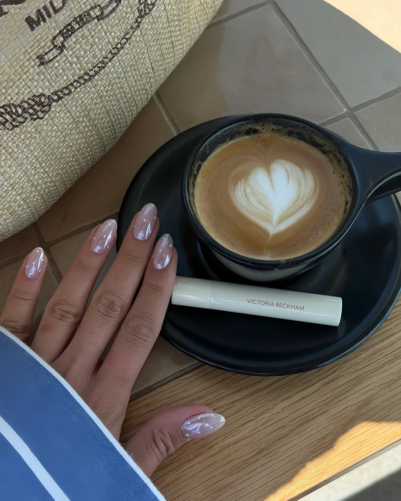 이달의 네일은 도트네일 어때?💖
작고 귀여운 도트 패턴으로 손끝에 포인트 주기 좋아요✨💅
이미지3