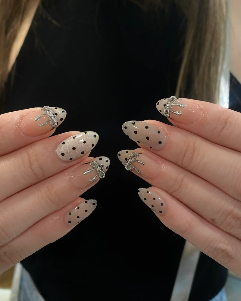 이달의 네일은 도트네일 어때?💖
작고 귀여운 도트 패턴으로 손끝에 포인트 주기 좋아요✨💅
이미지2