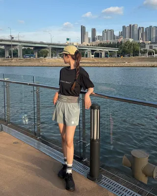 러닝할 땐 패션도 중요해🏃♀️
차정원처럼 입고 뛰면 기록 단축할 수 있나요?⏱️🤍
스타일과 기능을 모두 갖춘 러닝 아이템, 지금 소개해드릴게요.
1. 옵티미스틱러너스 오버사이즈 리사이클드 티셔츠, 10만 원대
재활용 폴리에스터로 제작된 경량 티셔츠로, 장거리 러닝부터 일상 캐주얼 웨어까지 입기 좋은 아이템입니다. 반사 디테일이 더해져 야간 러닝 시에도 안정성을 높여주고, 쇼츠와 매치해 활동적인 애슬레저 룩을 연출할 수 있습니다.
2. 옵티미스틱러너스 밸트백, 10만 원대
휴대폰, 물병, 카드 등 필수품을 수납할 수 있는 4개의 포켓 벨트백으로, 스트레치 소재 덕분에 유연성과 내구성이 뛰어난 아이템입니다. 탄력 있는 밴드가 흔들림 없이 고정되어 러닝 시 안정감을 주며, 포인트로 활용하기 좋습니다.
3. 옵티미스틱러너스 오르 반바지, 20만 원대
가볍고 통기성이 뛰어난 원단에 미니멀한 디자인과 넉넉한 핏의 러닝 쇼츠입니다. 러닝은 물론 캐주얼 웨어로도 활용하기 좋은데요. 모자와 러닝 슈즈를 더하면 스포티한 스타일링을 연출할 수 있습니다.
4. 새티스파이 리피 3인치 트레일 쇼츠, 30만 원대
내구성과 통기성이 뛰어난 원단으로 제작된 트레일 전용 쇼츠입니다. 빠른 건조와 마찰 방지 기능을 제공해 장거리 러닝에 적합한 아이템인데요. 레이싱 러닝 조끼와 함께 매치해 활동적이고 스포티한 러닝룩을 연출했습니다. 이미지