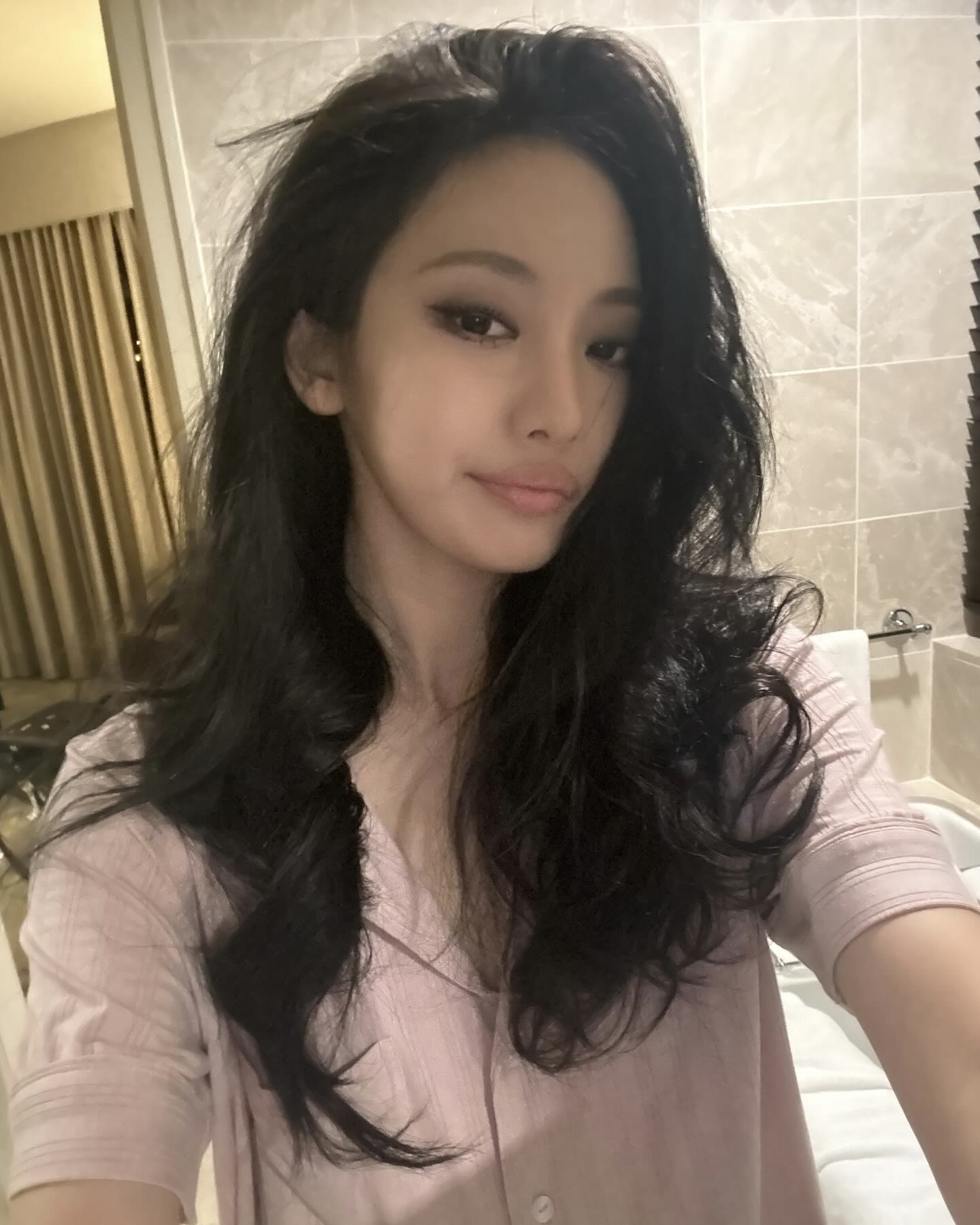 가을엔 스모키만큼 쿨한게 없다🖤
쿨녀 되고싶은데 그런지 메이크업은 부담스러워? 시도해봐👀🎆

그런지가 부담스럽다면 깔끔하고 힘있는 스모키를 시도해보세요.

최근 아이돌 무대에서 눈에 띄는 건 스모키 메이크업입니다. 해외에서 유행하는 거친 그런지가 부담스럽다면, 우리나라 식 스모키를 시도해 보세요. 강렬하면서도 고급스러운 무드로, 올가을 다시 주목받는 트렌드입니다.

스모키 메이크업의 베이스는 결점 없는 세미 매트 피부입니다. 얇고 밀착력 있는 파운데이션으로 결을 다듬고, 은은한 하이라이터로 입체감을 더해 무겁지 않으면서도 세련된 인상을 줍니다.

아이 메이크업은 블랙, 그레이, 브라운 계열을 섞어 깊이를 주는 것이 핵심입니다. 아이라인을 또렷하게 잡고 섀도우로 언더까지 자연스럽게 그라데이션하면 길고 선명한 눈매가 완성됩니다.

립은 누드 톤이나 MLBB로 힘을 뺍니다. 시선을 눈에 집중시키기 위해 입술은 은은하게 눌러 전체 밸런스를 맞추는 것이 중요합니다. 애티튜드는 섹시하고 세련된 카리스마. 이번 가을 시크도도녀를 원하는 이들에게 스모키를 추천합니다. 이미지