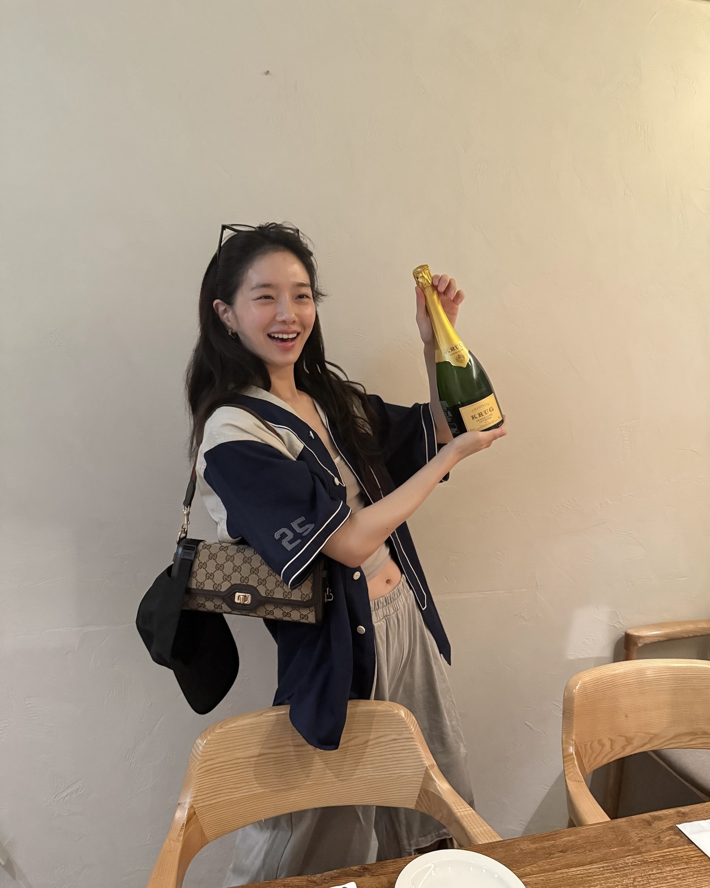 백 하나로 시선 강탈👜
구찌와 함께하는 박규영의 데일리룩 모음집✨♥️

박규영이 정말 많이 들고 다니는 데일리 구찌백을 소개합니다.

1. 구찌 질리오 라지 토트백
데님 팬츠와 흰 블라우스에 구찌 질리오 라지 토트백을 매치했습니다. 베이지, 에보니 컬러 조화가 룩에 고급스러움을 더해주고 넉넉한 수납 공간으로 실용성까지 갖추었습니다.

2. 구찌 질리오 스몰 토트백
박규영은 구찌 질리오 스몰 토트백을 꽃무늬 롱스커트와 플라워 슈즈에 매치해 여성스러운 느낌을 보여줍니다. 적당한 크기로 데일리룩에 부담 없이 매치할 수 있습니다.

3. 구찌 루체 스몰 숄더백
루체 스몰 숄더백은 가볍게 어깨에 걸 수 있어 활동적인 데일리룩에 잘 어울립니다. 박규영은 베이스볼 반팔 져지와 와이드팬츠에 매치해 캐주얼하면서 세련된 무드를 완성했습니다. 이미지8