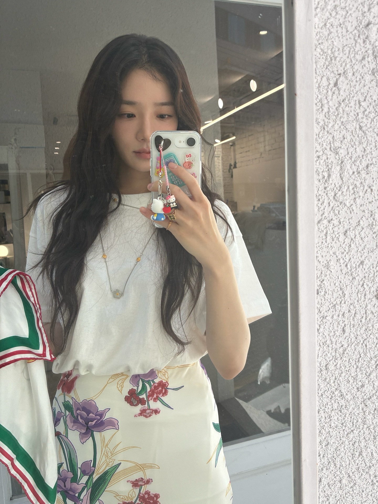 착용만해도 꽃 향기 날 듯🌸
지나가던 사람도 돌아보게 만들 포인트 아이템 3✨🔥

박규영이 시선을 사로잡는 룩을 만드는 비밀 아이템을 소개합니다.

1. 카시블랑카 화이트 실크 테니스 클럽 스카프
박규영은 카시블랑카 스카프를 머리에 둘러 포인트를 주었습니다. 박규영처럼 스카프를 목에만 두르는 것이 아닌 두건처럼도 활용할 수 있습니다.

2. 부첼라티 블라썸 베르메이 네크리스
플로벌 모티브가 돋보이는 블라썸 네크리스는 심플한 상의에도 꽃 장식들이 포인트가 되는 아이템입니다. 자연스러운 레이어드로 센스있는 무드를 완성합니다.

3. 부첼라티 오페라 튤레 링
블라썸 베르메이 네크리스와 비슷한 느낌으로 꽃 모양을 연상시키는 반지입니다. 그린 에나멜 색생과 옐로우 골드 색상이 손끝을 여성스럽게 만들어주었습니다. 이미지4