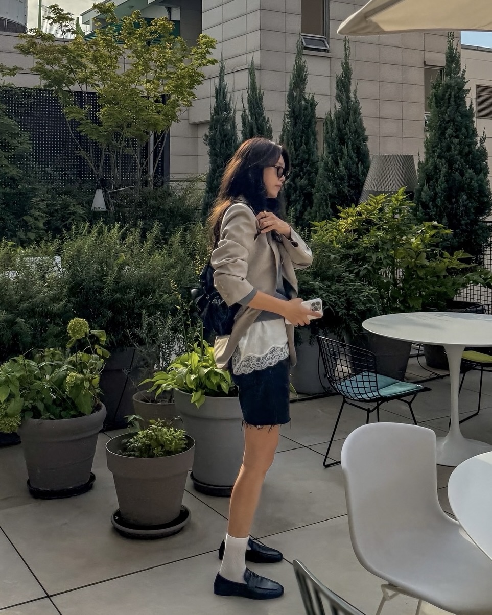 언니 때문에 또 위시리스트 추가😤
정안 언니가 선택한 3가지 프라다 아이템 스타일링 가이드✨🖤

프라다가 3개지만 부담스럽지 않고 예쁜 스타일링을 소개합니다.

1. 프라다 아이코닉 메탈 플라크 선글라스
채정안은 프라다의 상징적인 메탈 플라크가 들어간 선글라스로 룩에 세련된 포인트를 더했습니다. 깔끔한 실루엣과 금속 디테일이 포인트인 아이템입니다.

2. 프라다 다다 스몰 나파 레더 백
프라다 다다 스몰 나파 레더 백은 우아함을 보여주는데요. 블랙 컬러와 간결한 디자인이 절제된 아름다움을 전하며 세련된 분위기를 완성합니다.

3. 셔플 앤티크 가죽 로퍼
채정안이 신은 셔플 앤티크 로퍼는 클래식 로퍼를 혁신적으로 재해석한 디자인입니다. 부드럽고 유연한 실루엣과 레터링 로고 디테일이 룩의 완성도를 높여줍니다. 이미지3