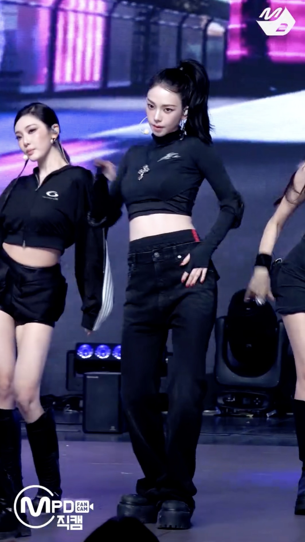 예쁜 애 옆에 또 예쁜 애 등장🖤
쇠맛 에스파는 가고 이제 리치맛 에스파로 돌아왔어요🌹❤️‍🔥 이미지
