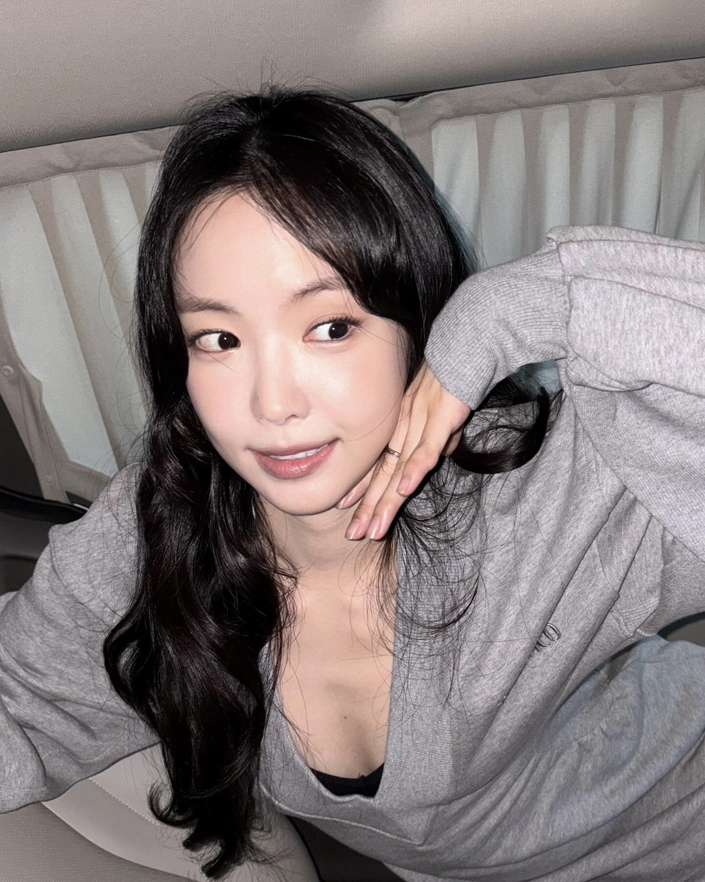 패잘알 셀럽들의 공통점 발견👀
바로 더 아티코💫💙 지금 가장 주목해야 할 브랜드에요
과감한 디테일로 트렌디한 무드를 완성하는 더 아티코를 소개합니다.
요즘 셀럽들 사복 패션에서  눈에 띄는 이 브랜드는 더 아티코(The Attico)입니다. 이탈리아 기반의 브랜드로 레트로 무드와 현대적인 감각을 동시에 담아낸 디자인으로 주목받고 있으며, 대담한 실루엣과 과감한 디테일이 특징이죠. 
1. 다이애나의 워싱 블루 셔츠 재킷, 112만 원대
빈티지하면서 세련된 워싱의 데님 소재의 셔츠 재킷입니다. 밑단 한쪽에 곡선 커팅 디테일이 깔끔한 셔츠에 유니크한 포인트를 더한 아이템으로, 한소희는 캐주얼하면서도 트렌디한 무드를 완성했습니다. 
2. 페이 워싱 블루 미니스커트, 96만 원대
한소희가 입은 스커트는 빈티지한 워싱이 가미된 데님 소재에 플랩 포켓이 달린 카고 스커트로 언밸런스한 디자인이 특징입니다. 한소희는 데님 셔츠와 매치해 페미닌하면서도 스트릿한 분위기를 연출했습니다.
3. 멜란지 그레이 미니드레스, 89만 원대
손나은이 착용한 원피스는 깊게 파인 V 네크라인과 허리를 강조하는 실루엣, 벌룬 느낌의 긴 소매가 특징입니다. 바디 라인을 강조하는 아이템으로 블랙 이너를 스타일링해 모던하고 시크한 무드를 완성했습니다. 이미지6