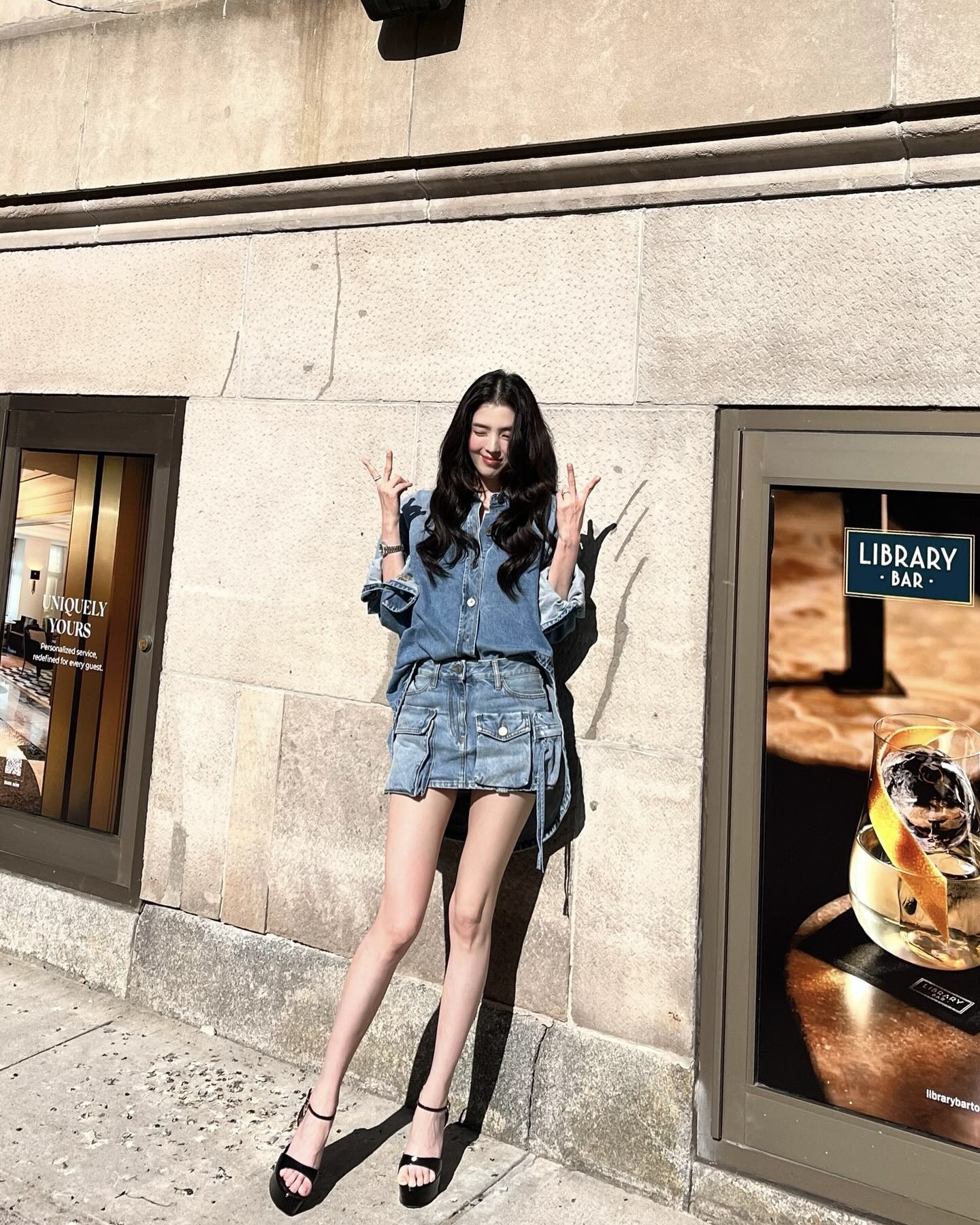 패잘알 셀럽들의 공통점 발견👀 바로 더 아티코💫💙 지금 가장 주목해야 할 브랜드에요  과감한 디테일로 트렌디한 무드를 완성하는 더 아티코를 소개합니다.  요즘 셀럽들 사복 패션에서  눈에 띄는 이 브랜드는 더 아티코(The Attico)입니다. 이탈리아 기반의 브랜드로 레트로 무드와 현대적인 감각을 동시에 담아낸 디자인으로 주목받고 있으며, 대담한 실루엣과 과감한 디테일이 특징이죠.   1. 다이애나의 워싱 블루 셔츠 재킷, 112만 원대 빈티지하면서 세련된 워싱의 데님 소재의 셔츠 재킷입니다. 밑단 한쪽에 곡선 커팅 디테일이 깔끔한 셔츠에 유니크한 포인트를 더한 아이템으로, 한소희는 캐주얼하면서도 트렌디한 무드를 완성했습니다.   2. 페이 워싱 블루 미니스커트, 96만 원대 한소희가 입은 스커트는 빈티지한 워싱이 가미된 데님 소재에 플랩 포켓이 달린 카고 스커트로 언밸런스한 디자인이 특징입니다. 한소희는 데님 셔츠와 매치해 페미닌하면서도 스트릿한 분위기를 연출했습니다.  3. 멜란지 그레이 미니드레스, 89만 원대 손나은이 착용한 원피스는 깊게 파인 V 네크라인과 허리를 강조하는 실루엣, 벌룬 느낌의 긴 소매가 특징입니다. 바디 라인을 강조하는 아이템으로 블랙 이너를 스타일링해 모던하고 시크한 무드를 완성했습니다. 이미지