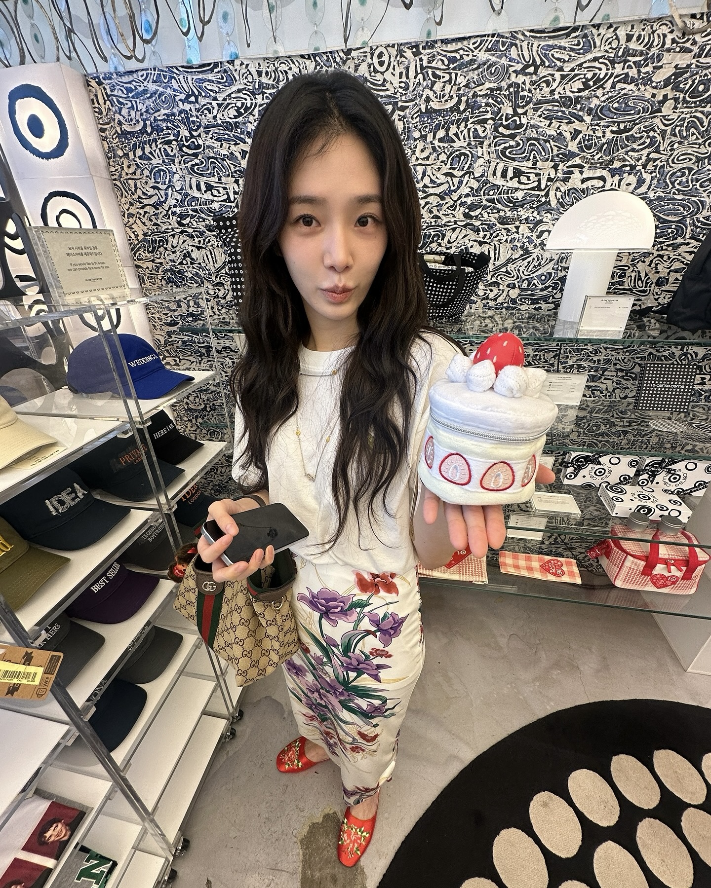 백 하나로 시선 강탈👜
구찌와 함께하는 박규영의 데일리룩 모음집✨♥️

박규영이 정말 많이 들고 다니는 데일리 구찌백을 소개합니다.

1. 구찌 질리오 라지 토트백
데님 팬츠와 흰 블라우스에 구찌 질리오 라지 토트백을 매치했습니다. 베이지, 에보니 컬러 조화가 룩에 고급스러움을 더해주고 넉넉한 수납 공간으로 실용성까지 갖추었습니다.

2. 구찌 질리오 스몰 토트백
박규영은 구찌 질리오 스몰 토트백을 꽃무늬 롱스커트와 플라워 슈즈에 매치해 여성스러운 느낌을 보여줍니다. 적당한 크기로 데일리룩에 부담 없이 매치할 수 있습니다.

3. 구찌 루체 스몰 숄더백
루체 스몰 숄더백은 가볍게 어깨에 걸 수 있어 활동적인 데일리룩에 잘 어울립니다. 박규영은 베이스볼 반팔 져지와 와이드팬츠에 매치해 캐주얼하면서 세련된 무드를 완성했습니다. 이미지5