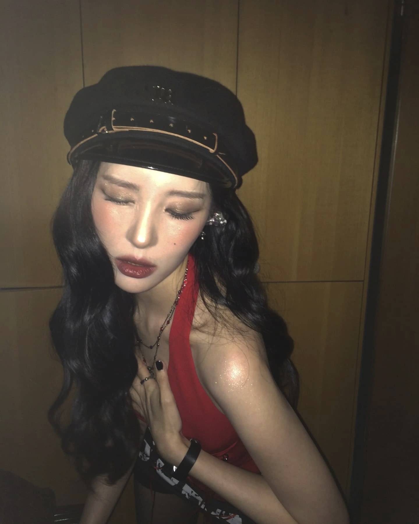 가을엔 스모키만큼 쿨한게 없다🖤
쿨녀 되고싶은데 그런지 메이크업은 부담스러워? 시도해봐👀🎆

그런지가 부담스럽다면 깔끔하고 힘있는 스모키를 시도해보세요.

최근 아이돌 무대에서 눈에 띄는 건 스모키 메이크업입니다. 해외에서 유행하는 거친 그런지가 부담스럽다면, 우리나라 식 스모키를 시도해 보세요. 강렬하면서도 고급스러운 무드로, 올가을 다시 주목받는 트렌드입니다.

스모키 메이크업의 베이스는 결점 없는 세미 매트 피부입니다. 얇고 밀착력 있는 파운데이션으로 결을 다듬고, 은은한 하이라이터로 입체감을 더해 무겁지 않으면서도 세련된 인상을 줍니다.

아이 메이크업은 블랙, 그레이, 브라운 계열을 섞어 깊이를 주는 것이 핵심입니다. 아이라인을 또렷하게 잡고 섀도우로 언더까지 자연스럽게 그라데이션하면 길고 선명한 눈매가 완성됩니다.

립은 누드 톤이나 MLBB로 힘을 뺍니다. 시선을 눈에 집중시키기 위해 입술은 은은하게 눌러 전체 밸런스를 맞추는 것이 중요합니다. 애티튜드는 섹시하고 세련된 카리스마. 이번 가을 시크도도녀를 원하는 이들에게 스모키를 추천합니다. 이미지4