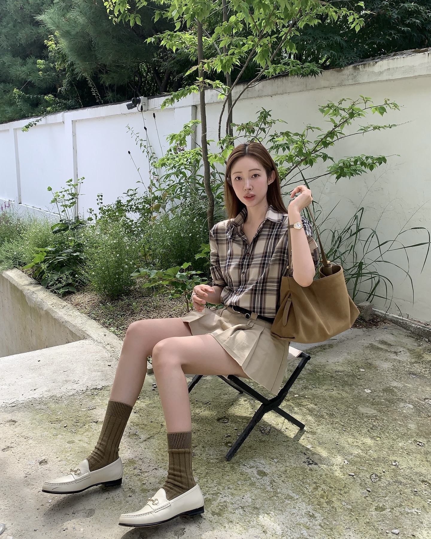 애매한 날씨엔 이 조합이 답💡
간절기 필살기💫🧚🏻 위는 길~게 아래는 짧게! 입어보세요

가을 분위기를 더해줄 셀럽 베이지 미니스커트 2가지 모았어요.

1. 스위트 칠링 카고 플리티드 미니 스커트, 12만 원대
차정원이 착용한 베이지 미니스커트는 허리부터 퍼지는 A라인 주름 디테일이 들어간 디자인으로 주름라인을 따라 다리가 길어 보이는 게 특징입니다. 차정원은 체크 셔츠와 매치해 클래식하면서도 모던한 가을 룩을 완성했습니다.

2. 미우미우 치노 미니스커트 코드, 180만 원대
효민이 입은 스커트는 코튼 소재의 로우라이즈 H라인으로, 밑단에 마감하지 않은 듯한 컷오프 디테일과 체크 원단이 덧대어진 디자인이 특징입니다. 효민은 블루 셔츠에 브라운 민소매를 레이어드해 트렌디한 걸리시 무드를 연출했습니다. 이미지2