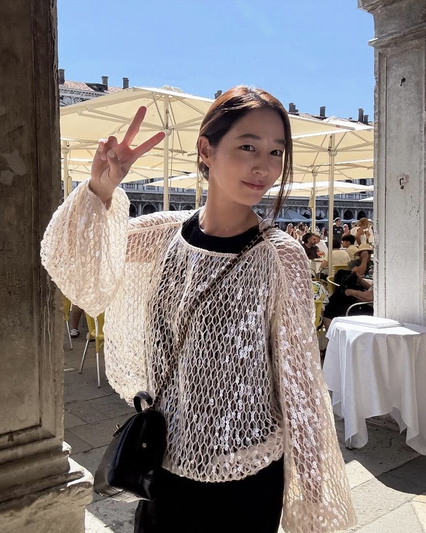 무슨 가방인데 계속 들고다녀?🔍
이민정이 베네치아 여행 내내 들고다닌 가방 이거였어?🧐✈️

이민정은 샤넬 닥터백과 함께 세 가지 스타일을 선보였습니다. 

이민정의 베네치아 여행 패션 중심에 샤넬 닥터백이 있었습니다. 나뭇잎 도트 패턴 원피스와 함께는 여성스러운 무드를, 블랙 슬리브리스와 네트 니트 조합에서는 시크하면서 세련된 느낌을 주었습니다.

세 번째 스타일링은 베이지 점프슈트와 함께였습니다. 편안한 실루엣에 닥터백을 더해 활동적인 동시에 세련된 인상을 완성하며, 여행지에서도 실용성과 감각을 모두 챙겼습니다. 같은 가방이지만 상황에 따라 전혀 다른 매력을 끌어냈습니다.

모든 룩에서 공통적으로 돋보인 것은 샤넬 닥터백의 존재감이었습니다. 전혀 다른 무드를 샤넬 닥터백을 중심으로 완성했는데요. 민정 언니의 감각적인 데일리룩 어떠셨나요?  이미지3