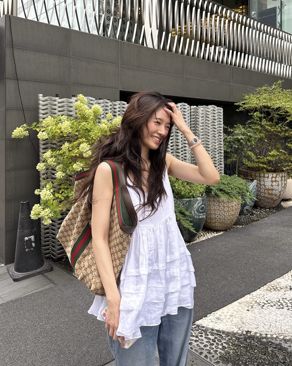 백 하나로 시선 강탈👜
구찌와 함께하는 박규영의 데일리룩 모음집✨♥️

박규영이 정말 많이 들고 다니는 데일리 구찌백을 소개합니다.

1. 구찌 질리오 라지 토트백
데님 팬츠와 흰 블라우스에 구찌 질리오 라지 토트백을 매치했습니다. 베이지, 에보니 컬러 조화가 룩에 고급스러움을 더해주고 넉넉한 수납 공간으로 실용성까지 갖추었습니다.

2. 구찌 질리오 스몰 토트백
박규영은 구찌 질리오 스몰 토트백을 꽃무늬 롱스커트와 플라워 슈즈에 매치해 여성스러운 느낌을 보여줍니다. 적당한 크기로 데일리룩에 부담 없이 매치할 수 있습니다.

3. 구찌 루체 스몰 숄더백
루체 스몰 숄더백은 가볍게 어깨에 걸 수 있어 활동적인 데일리룩에 잘 어울립니다. 박규영은 베이스볼 반팔 져지와 와이드팬츠에 매치해 캐주얼하면서 세련된 무드를 완성했습니다. 이미지