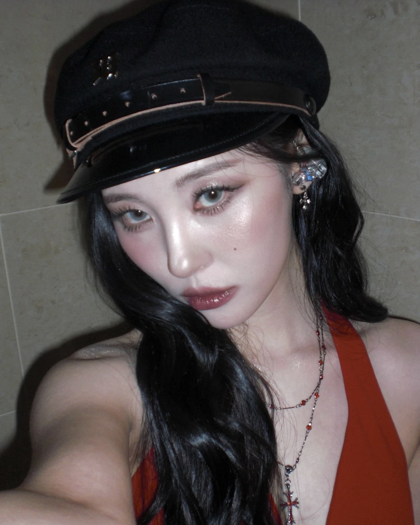 가을엔 스모키만큼 쿨한게 없다🖤
쿨녀 되고싶은데 그런지 메이크업은 부담스러워? 시도해봐👀🎆

그런지가 부담스럽다면 깔끔하고 힘있는 스모키를 시도해보세요.

최근 아이돌 무대에서 눈에 띄는 건 스모키 메이크업입니다. 해외에서 유행하는 거친 그런지가 부담스럽다면, 우리나라 식 스모키를 시도해 보세요. 강렬하면서도 고급스러운 무드로, 올가을 다시 주목받는 트렌드입니다.

스모키 메이크업의 베이스는 결점 없는 세미 매트 피부입니다. 얇고 밀착력 있는 파운데이션으로 결을 다듬고, 은은한 하이라이터로 입체감을 더해 무겁지 않으면서도 세련된 인상을 줍니다.

아이 메이크업은 블랙, 그레이, 브라운 계열을 섞어 깊이를 주는 것이 핵심입니다. 아이라인을 또렷하게 잡고 섀도우로 언더까지 자연스럽게 그라데이션하면 길고 선명한 눈매가 완성됩니다.

립은 누드 톤이나 MLBB로 힘을 뺍니다. 시선을 눈에 집중시키기 위해 입술은 은은하게 눌러 전체 밸런스를 맞추는 것이 중요합니다. 애티튜드는 섹시하고 세련된 카리스마. 이번 가을 시크도도녀를 원하는 이들에게 스모키를 추천합니다. 이미지5